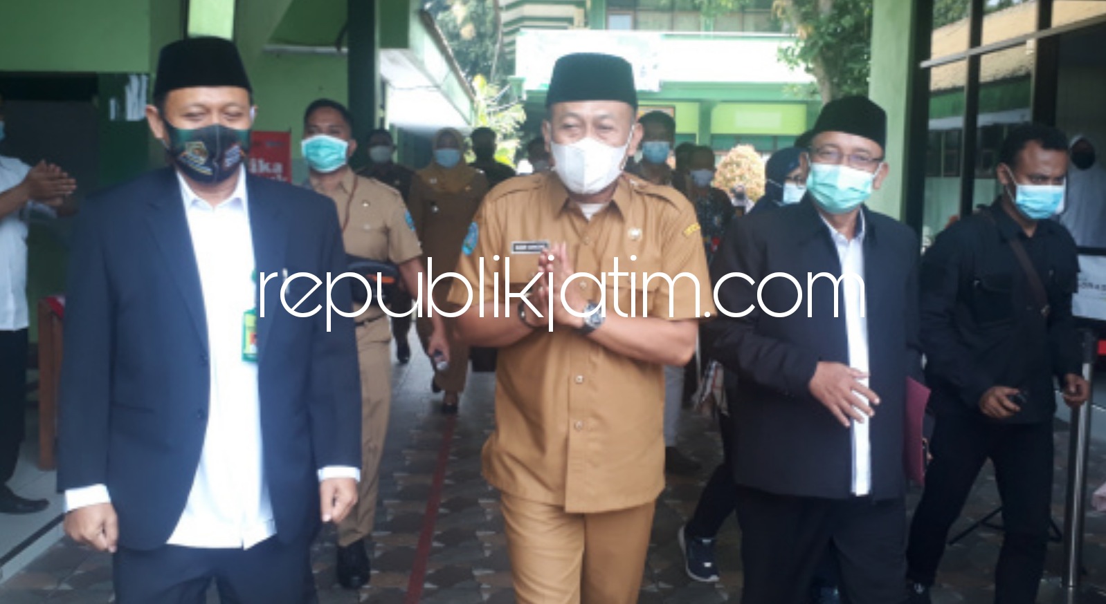 TOLAK - Bupati Ponorogo, Sugiri Sancoko tidak mau dikalungi untaian bunga saat berkunjung ke MTsN 2 Ponorogo, Selasa (02/03/2021).