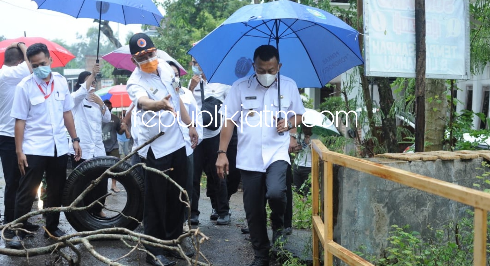 SIDAK - Bupati Ponorogo, Sugiri Sancoko (berpayung) sidak jalan dan jembatan rusak di Kecamatan Bungkal, Ponorogo yang sudah rusak setahun tak kunjung diperbaiki, Rabu (03/03/2021).