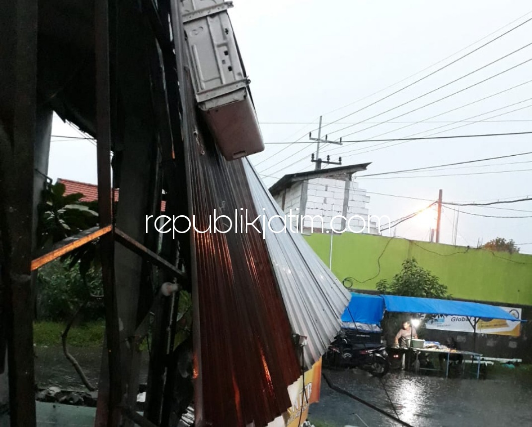 RUSAK - Salah satu ruko milik warga di Perumahan Mutiara Citra Asri (MCA) Blok L1, Desa Sumorame, Kecamatan Candi, Sidoarjo yang rusak diterjang amukan angin kencang, Selasa (02/03/2021).