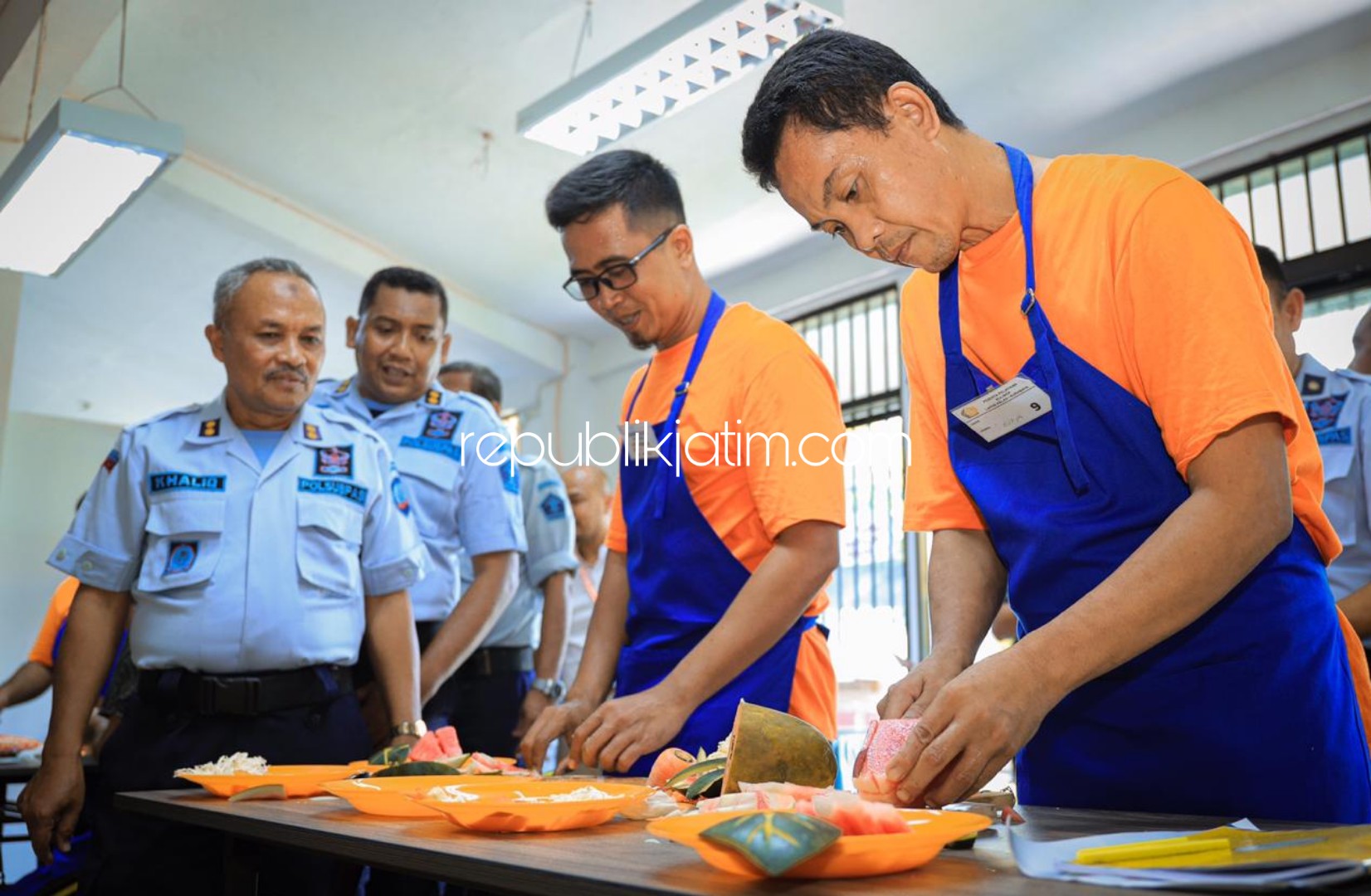 PELATIHAN - Sejumlah narapidana Lapas Kelas I Surabaya di Porong, Sidoarjo belajar memasak dipandu Chef Muawaluyo Tsamara beberapa hari lalu.