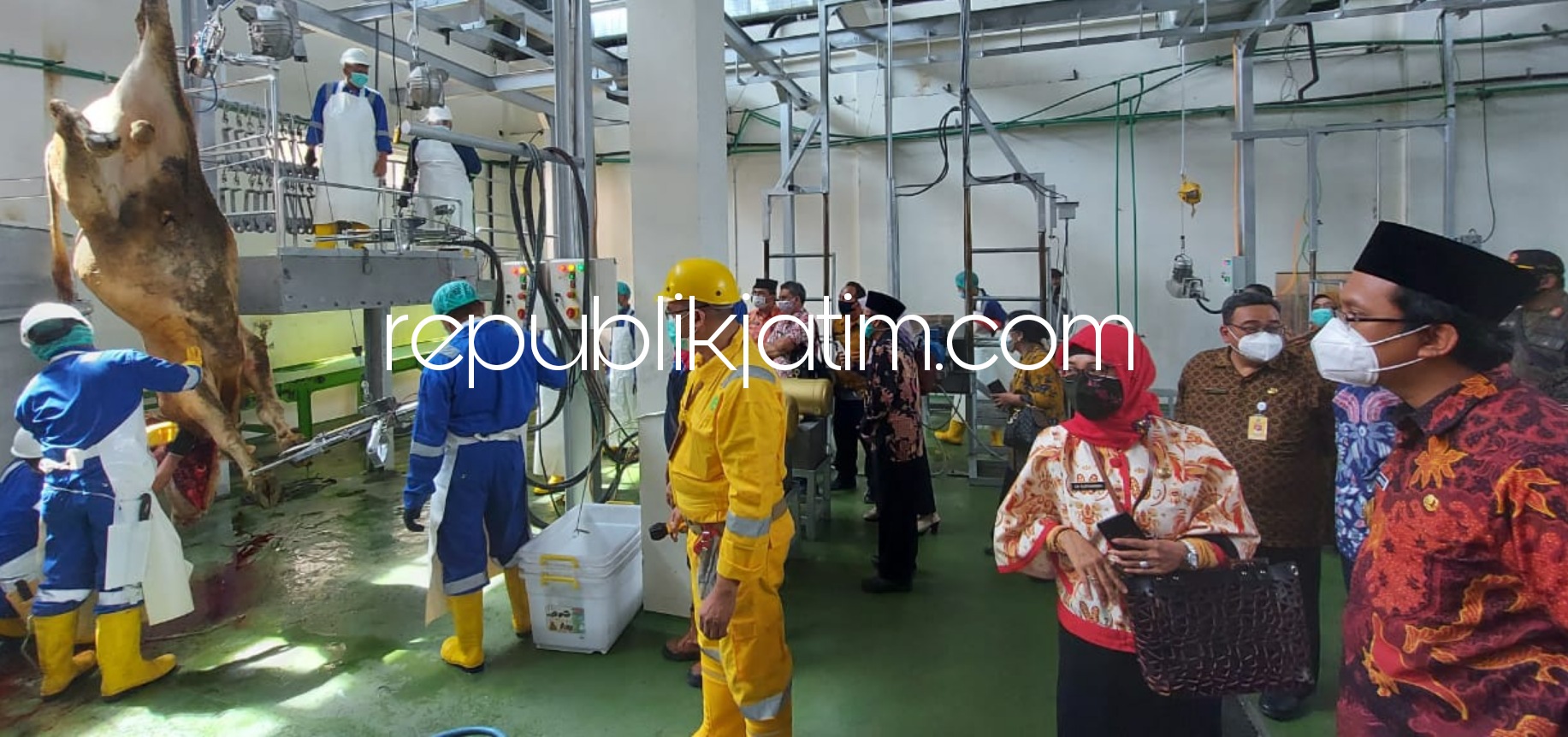 MURAH - Bupati Sidoarjo, Ahmad Muhdlor Ali (Gus Muhdlor) mengecek prosesi pemotongan sapi di Rumah Potong Hewan (RPH) Krian, Sidoarjo yang tarifnya dianggap murah dan higienis, Kamis (04/03/2021). 
