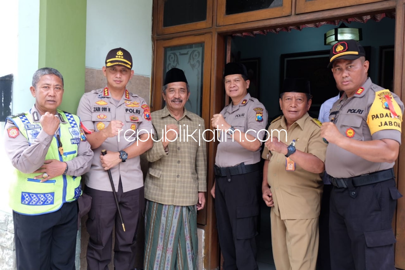 SILATURRAHIM - Kapolresta Sidoarjo, Kombes Pol Zain Dwi Nugroho bersilaturrahim ke kediaman KH Rofiq Siradj, Pengasuh Pondok Pesantren (Ponpes) Hikmatul Hikmah, Desa Kedungcangkring, Kecamatan Jabon, Sidoarjo, Senin (04/03/2019).