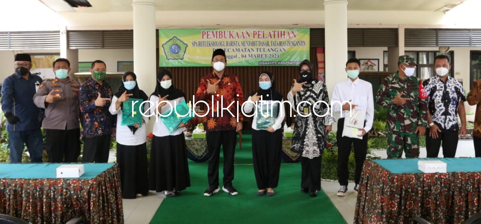 PELATIHAN - Bupati Sidoarjo, Ahmad Muhdlor Ali (Gus Muhdlor) membuka acara pelatihan SPA, refleksiologi, barista, menjahit dasar dan tata rias pengantin di Kecamatan Tulangan, Sidoarjo, Kamis (04/03/2021).