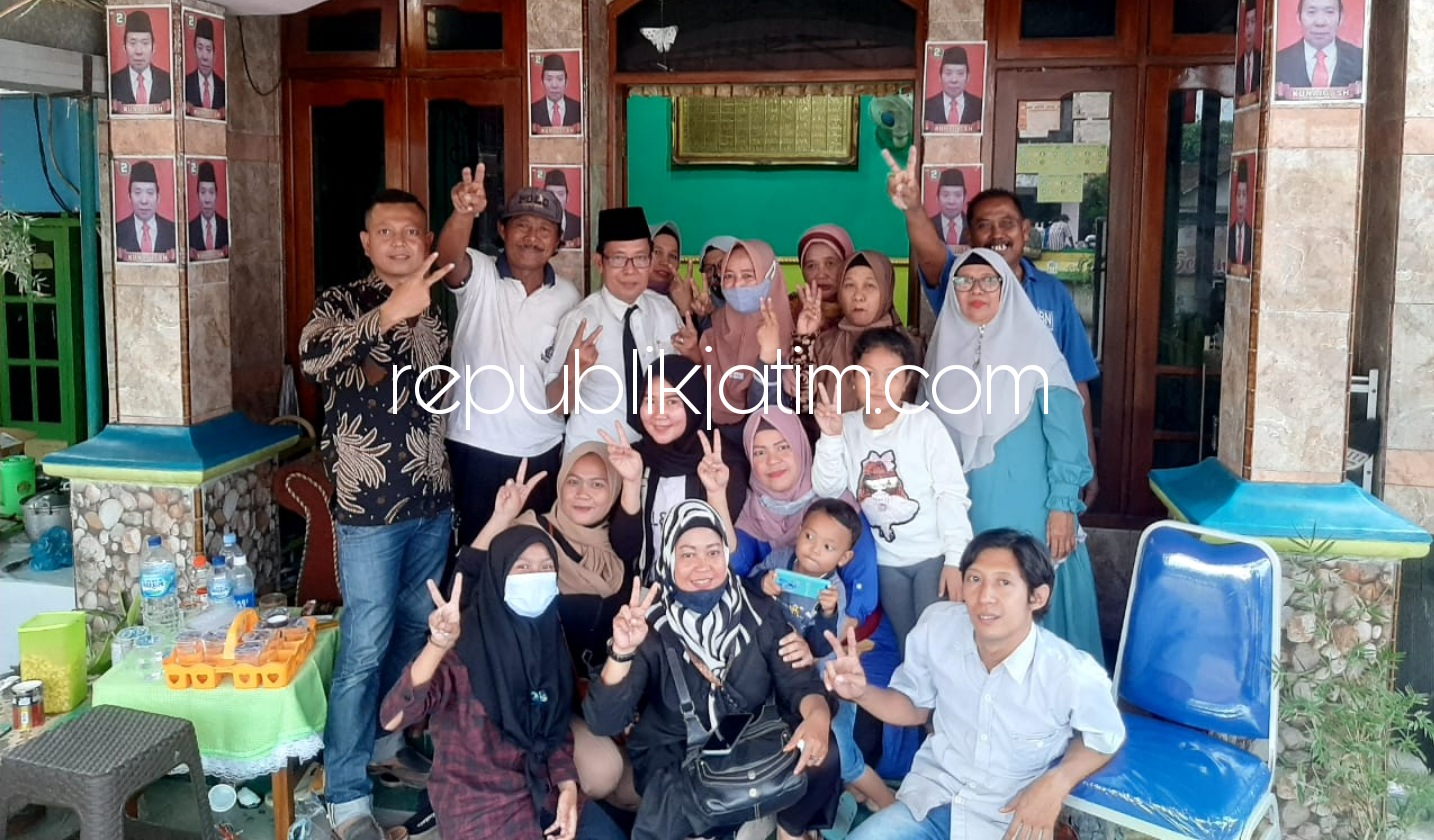 Kades Sidomulyo, Kunadi (berkopiyah) bersama keluarga dan pendukungnya. 