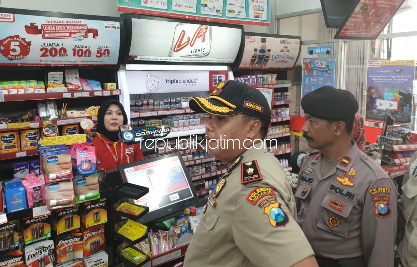 CEK - Kapolsek Taman, Kompol Himmawan Setiawan bersama sejumlah anggotanya mengecek stok masker di sejumlah tempat untuk memastikan stok pengaman virus corona tercukupi, Rabu (04/03/2020).