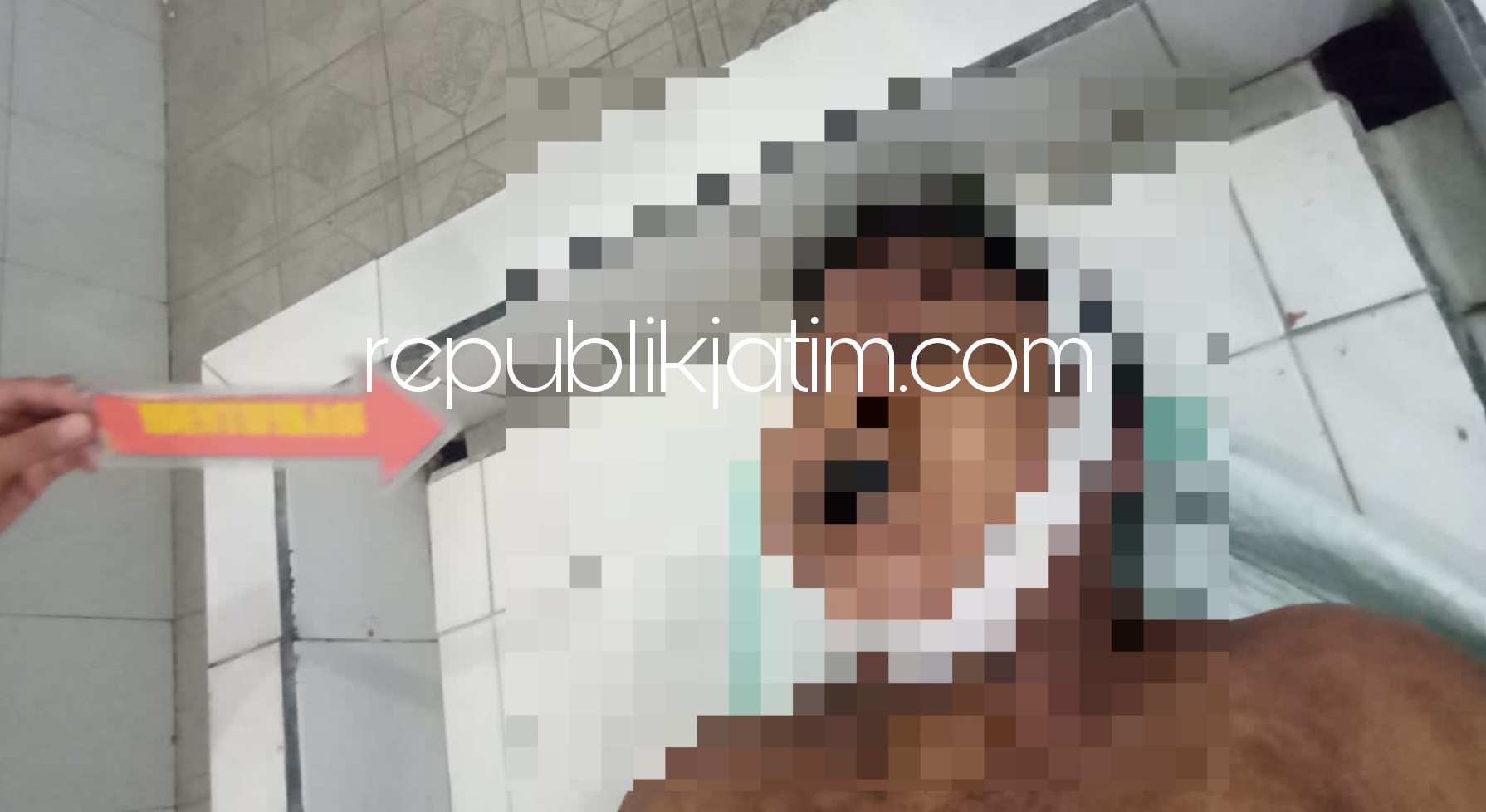 TEWAS - Karyawan borongan (pegawai kontrak) PT Tjiwi Kimia, Ilham Nur Alfian (21) warga Gedeg, Mojokerto tewas karena kecelakaan kerja di dalam pabrik, Selasa (02/03/2021) petang.