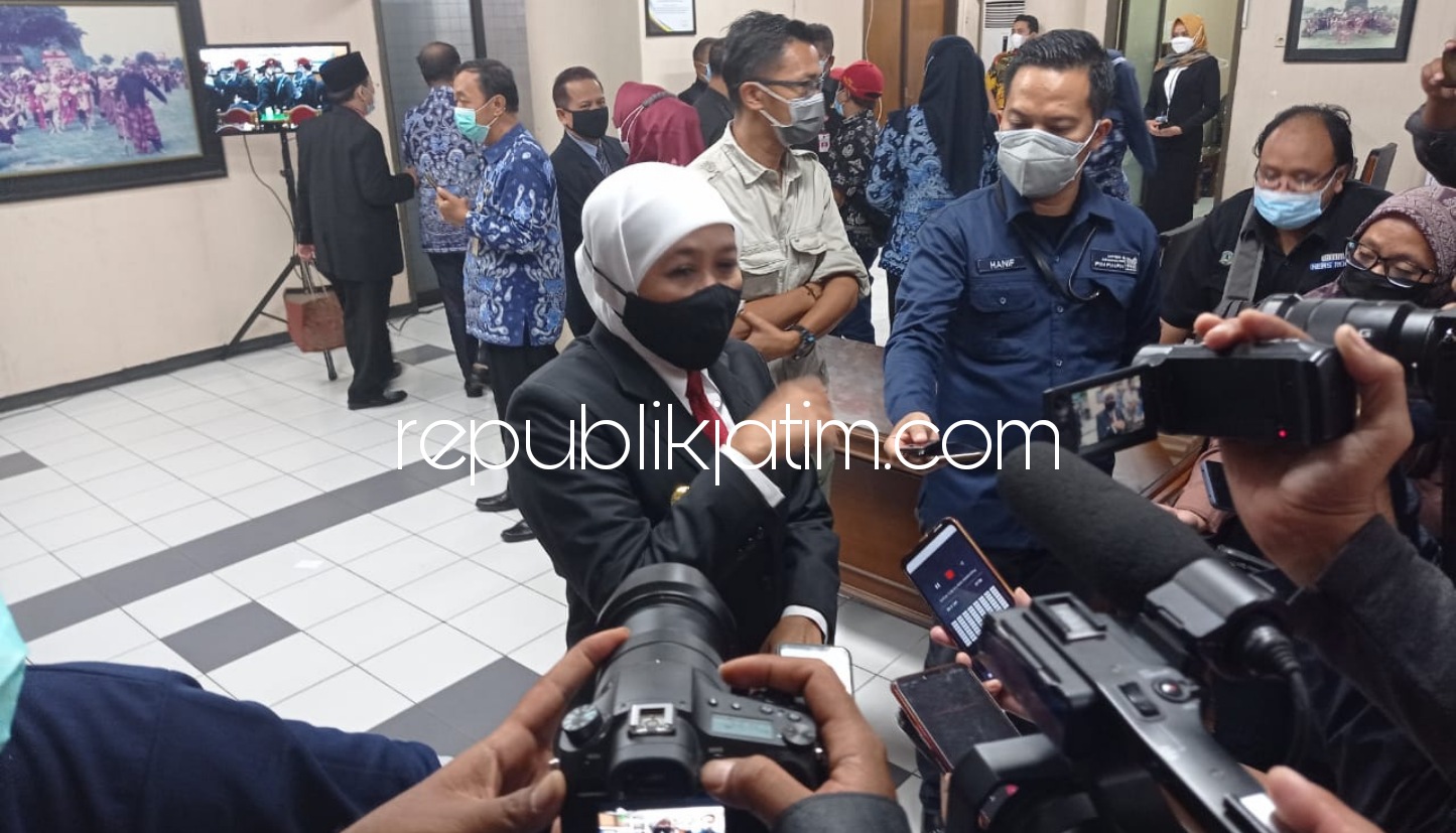PESAN - Gubernur Jatim, Khofifah Indar Parawansa memberi tugas khusus Bupati dan Wakil Bupati Ponorogo, Sugiri Sancoko dan Lisdyarita agar mensukseskan pembangunan Waduk Bendo di Ponorogo saat sertijab di DPRD Ponorogo, Kamis (04/03/2021).