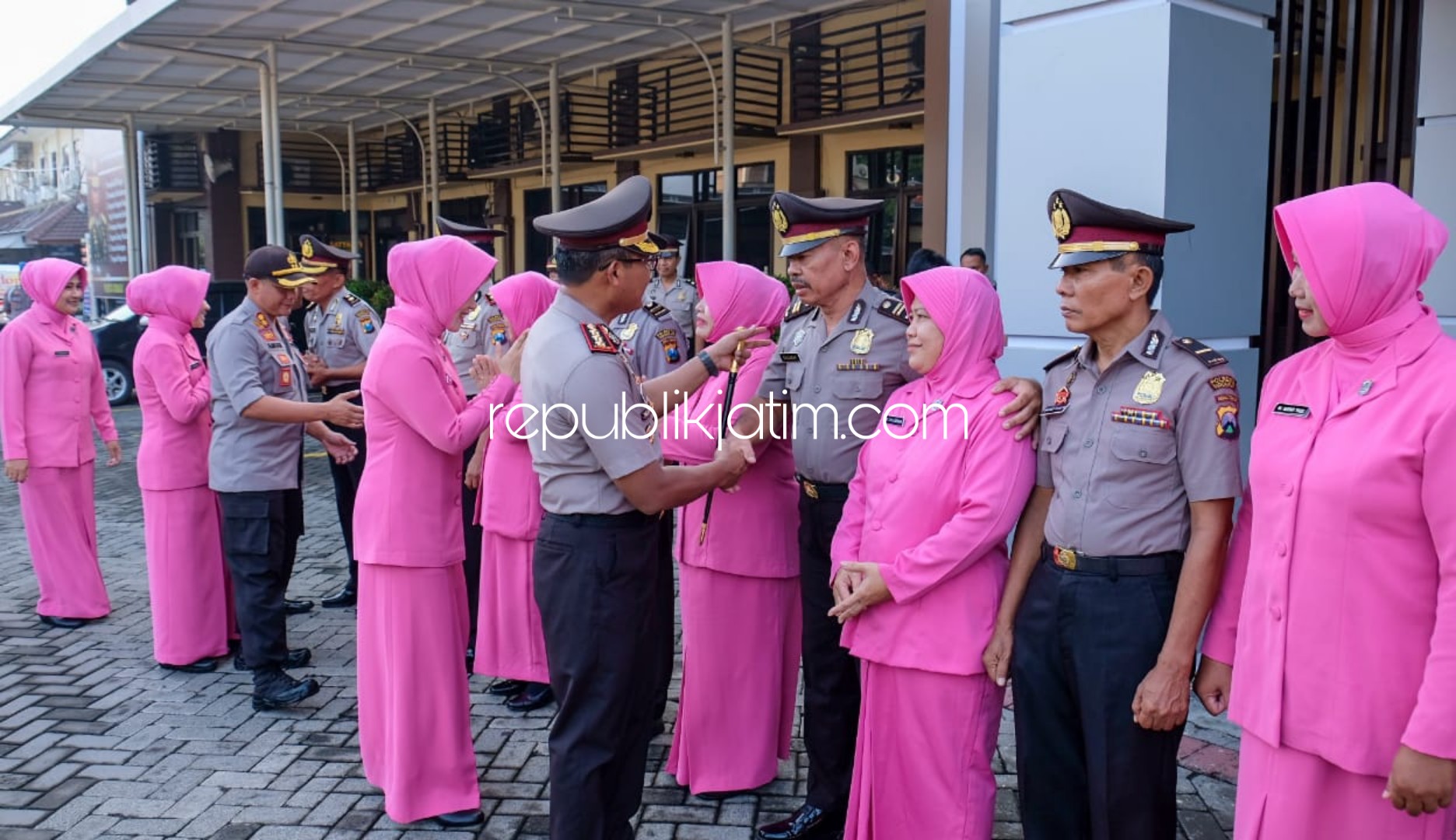 UCAPAN - Kapolresta Sidoarjo, Kombes Pol Sumardji memberikan ucapan selamat kepada delapan anggotanya kenaikan pangkat pengabdian setingkat lebih tinggi usai upacara, Rabu (04/03/2020).