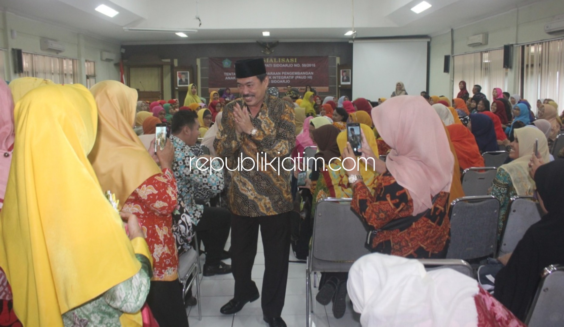 SOSIALISASI - Wabup Sidoarjo, Nur Ahmad Syaifuddin memberi paparan saat Sosialisasi Peraturan Bupati Sidoarjo No 50 Tahun 2016 tentang Penyelenggaraan PAUD Holistik Integratif di Aula Delta Graha, Pemkab Sidoarjo, Kamis (05/03/2020).