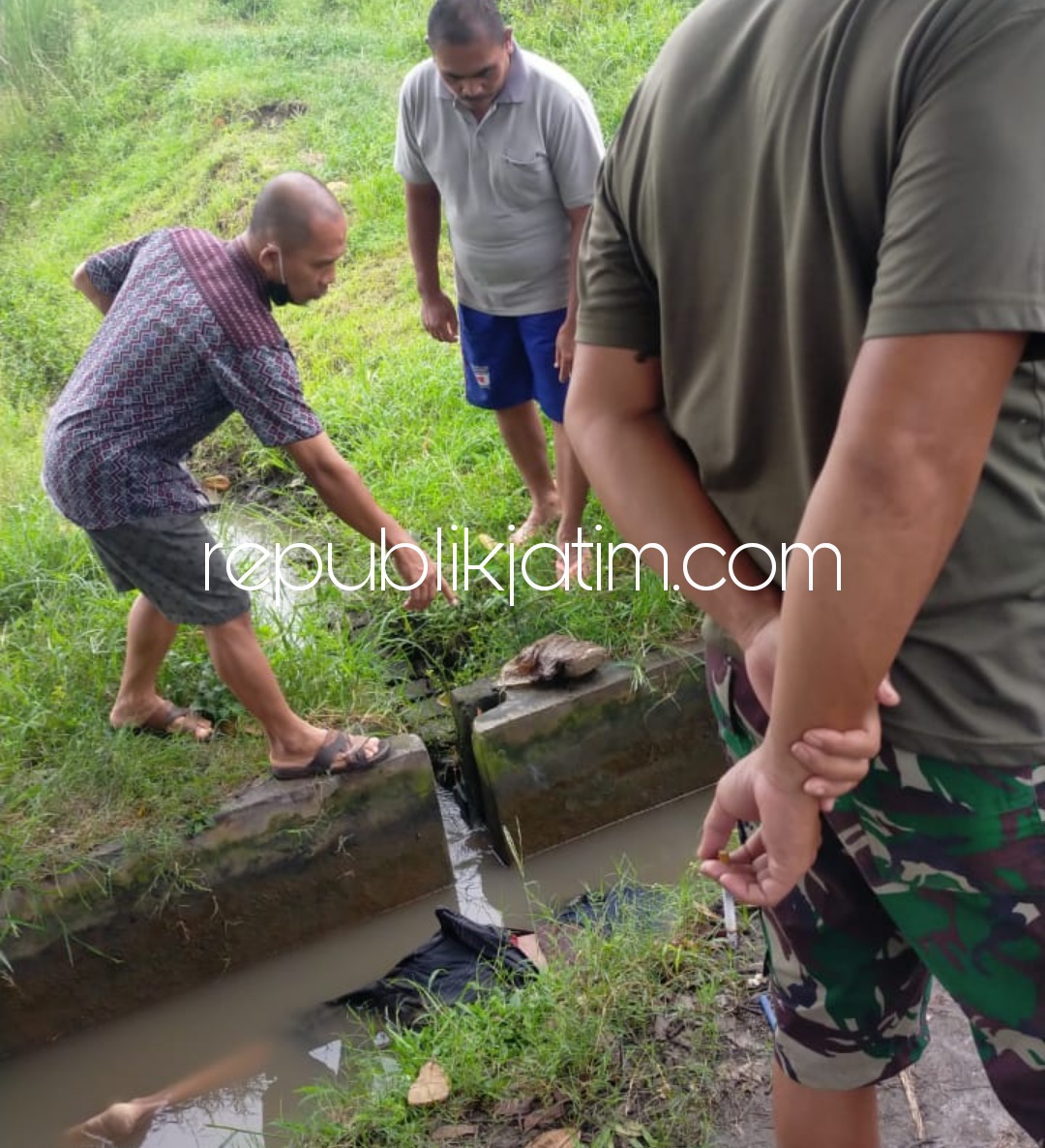 TEWAS - Penemuan mayat pria di sawah Dusun Karangploso, Desa Gelang, Kecamatan Tulangan, Sidoarjo yang masih berpakaian lengkap dievakuasi petugas Polsek Tangan, Jumat (05/03/2021).
