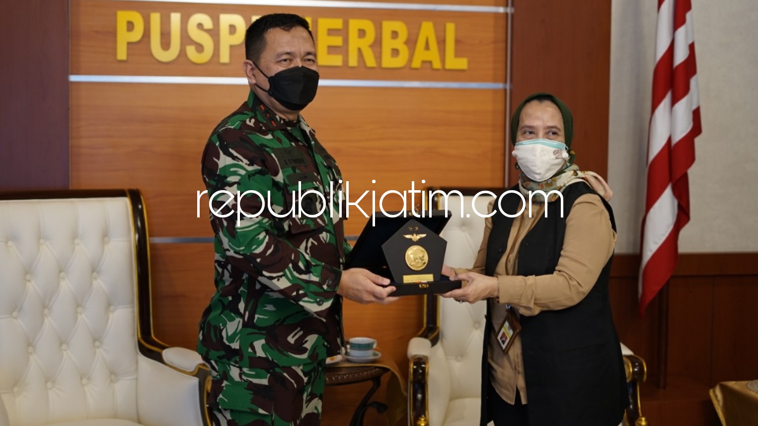 BERSINERGI - Kepala Kanwil DJP Jatim II, Lusiani bersinergi dengan dua pimpinan TNI dalam mensukseskan program perpajakan yakni Markas Komando Pusat Penerbangan TNI Angkatan Laut (Puspenerbal) Juanda dan Markas Kodim 0816 Sidoarjo, Selasa (02/03/2021).