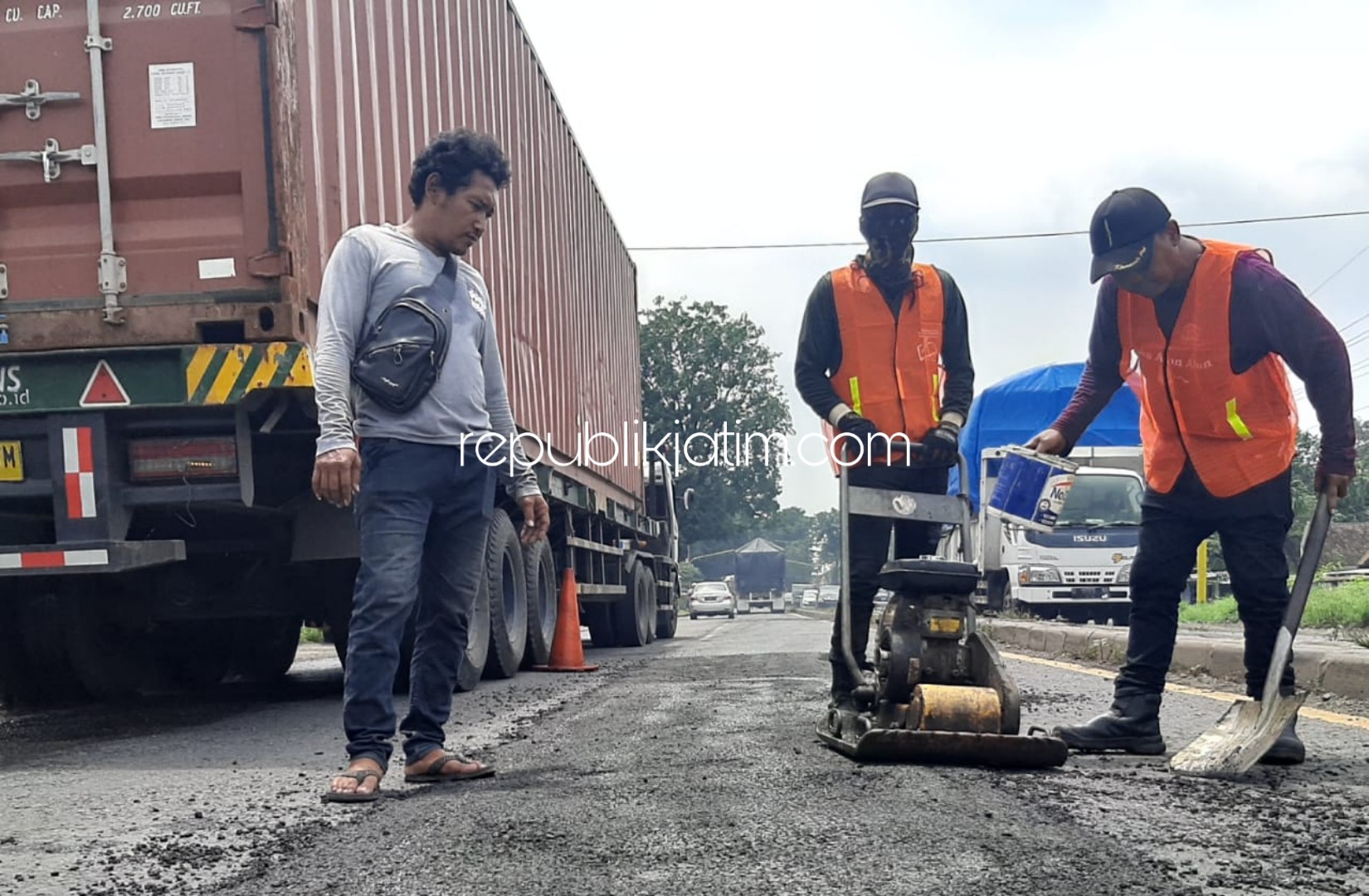 TAMBAL SULAM - Sejumlah pekerja menambal sulam aspal yang mengelupas dan berlubang di JL Raya Surabaya - Mojokerto sepanjang Kecamatan Balongbendo, Sidoarjo tetap masih banyak lubangnya, Rabu (04/03/2020).