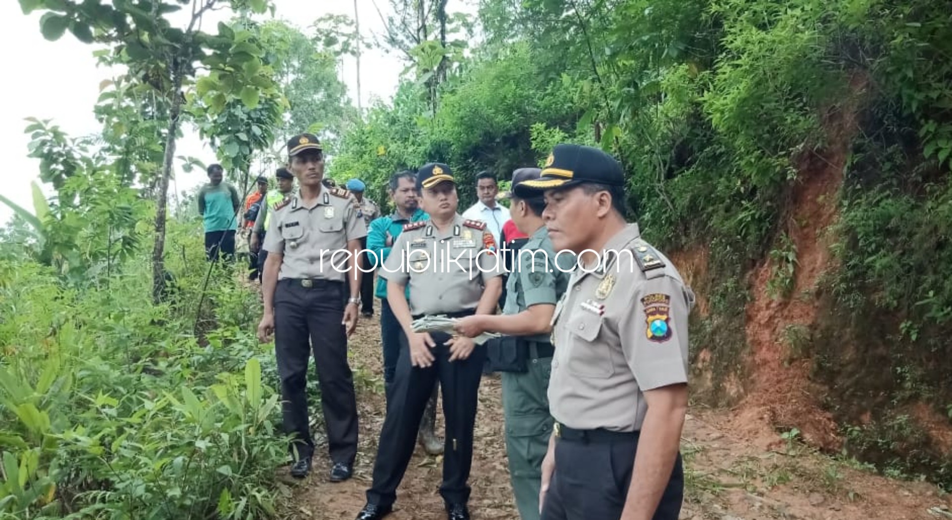 KUNJUNGI - Kapolres Ponorogo, AKBP Arief Fitrianto meninjau longsor dan para pengungsi di Petak 74 RPH Guyangan BKPH Ponorogo Barat masuk Dusun Tugunongko, Desa Tugurejo, Kecamatan Slahung, Ponorogo, Kamis (05/03/2020).