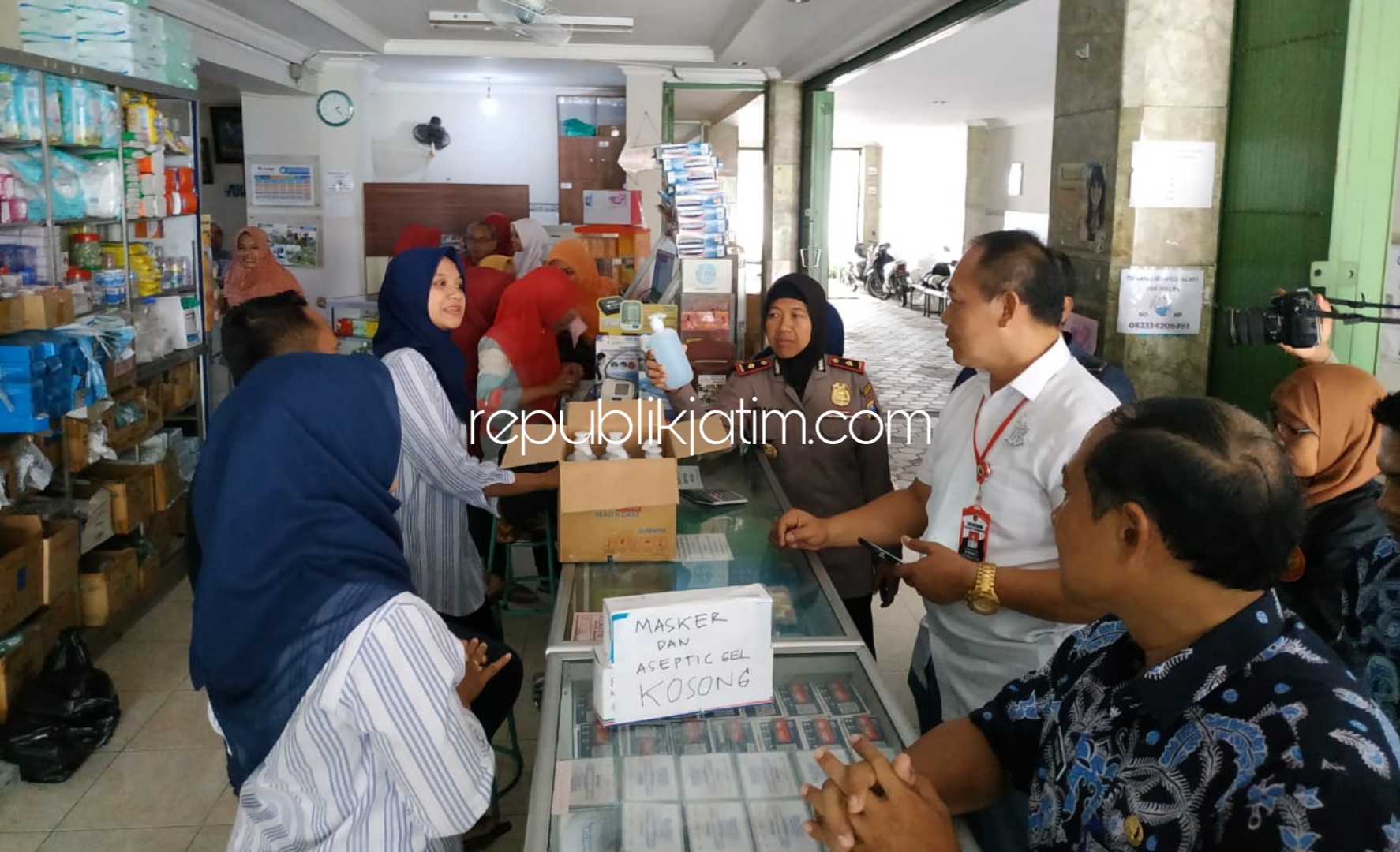 SIDAK - Petugas gabungan menggelar sidak stok masker di sejumlah toko, agenda dan apotik dengan hasil stok langka di Ponorogo, Kamis (05/03/2020).