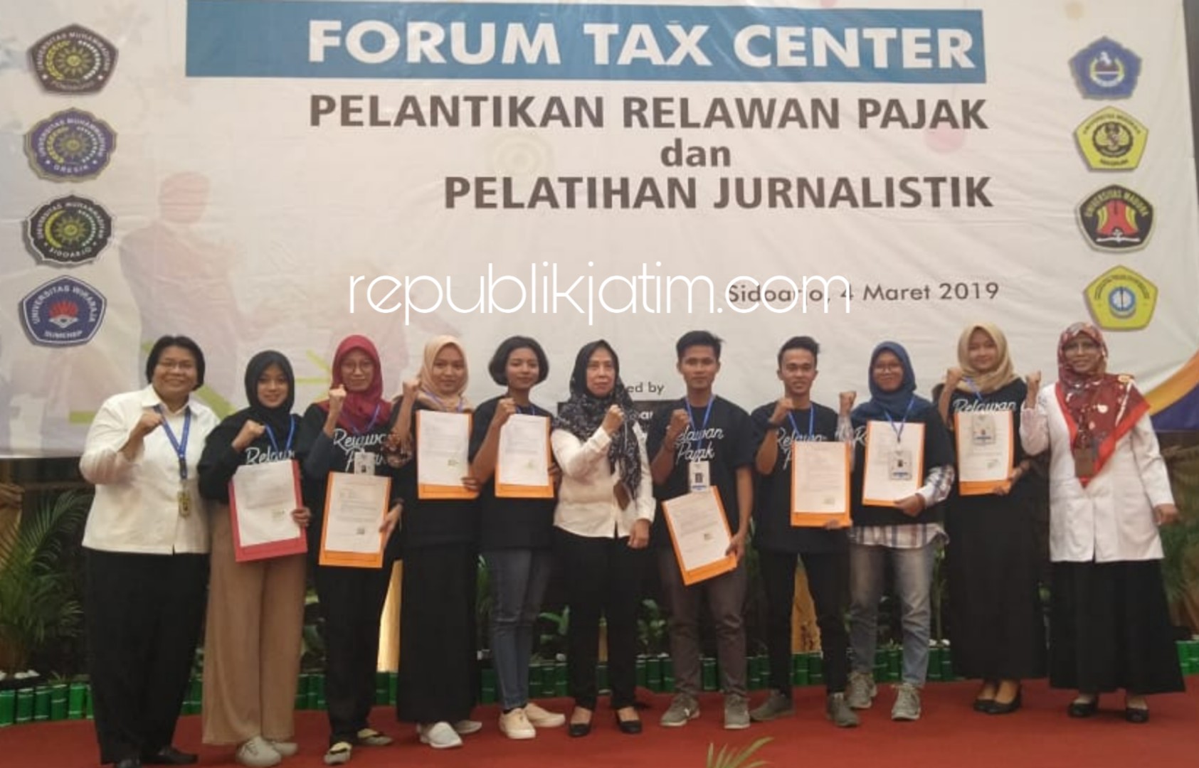 LANTIK - Kepala Kanwil DJP Jatim II, Lusiani melantik 150 Relawan Pajak dari kalangan mahasiswa di Favehotel Sidoarjo, Senin (04/03/2019).