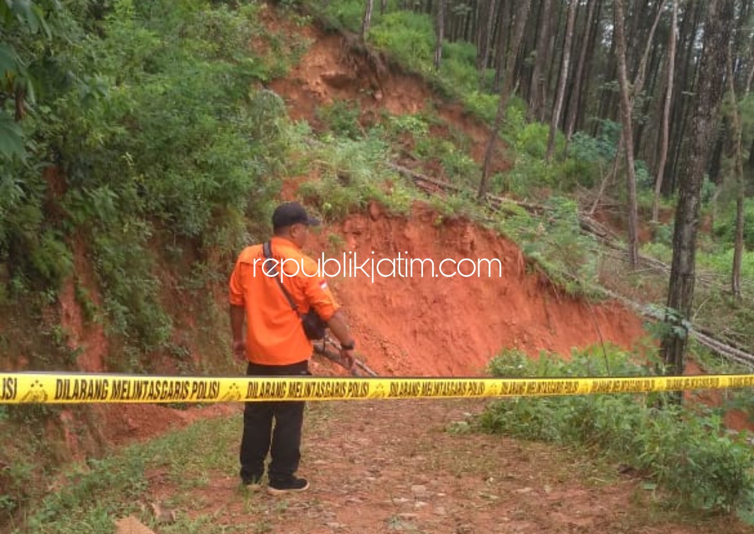 LONGSOR - Longsor menyapu lahan perhutani dan menerjang perkebunan warga sekaligus mengancam pemukiman warga Dusun Tugunongko, Desa Tugurejo, Kecamatan Slahung, Ponorogo, Rabu (04/03/2020) petang.