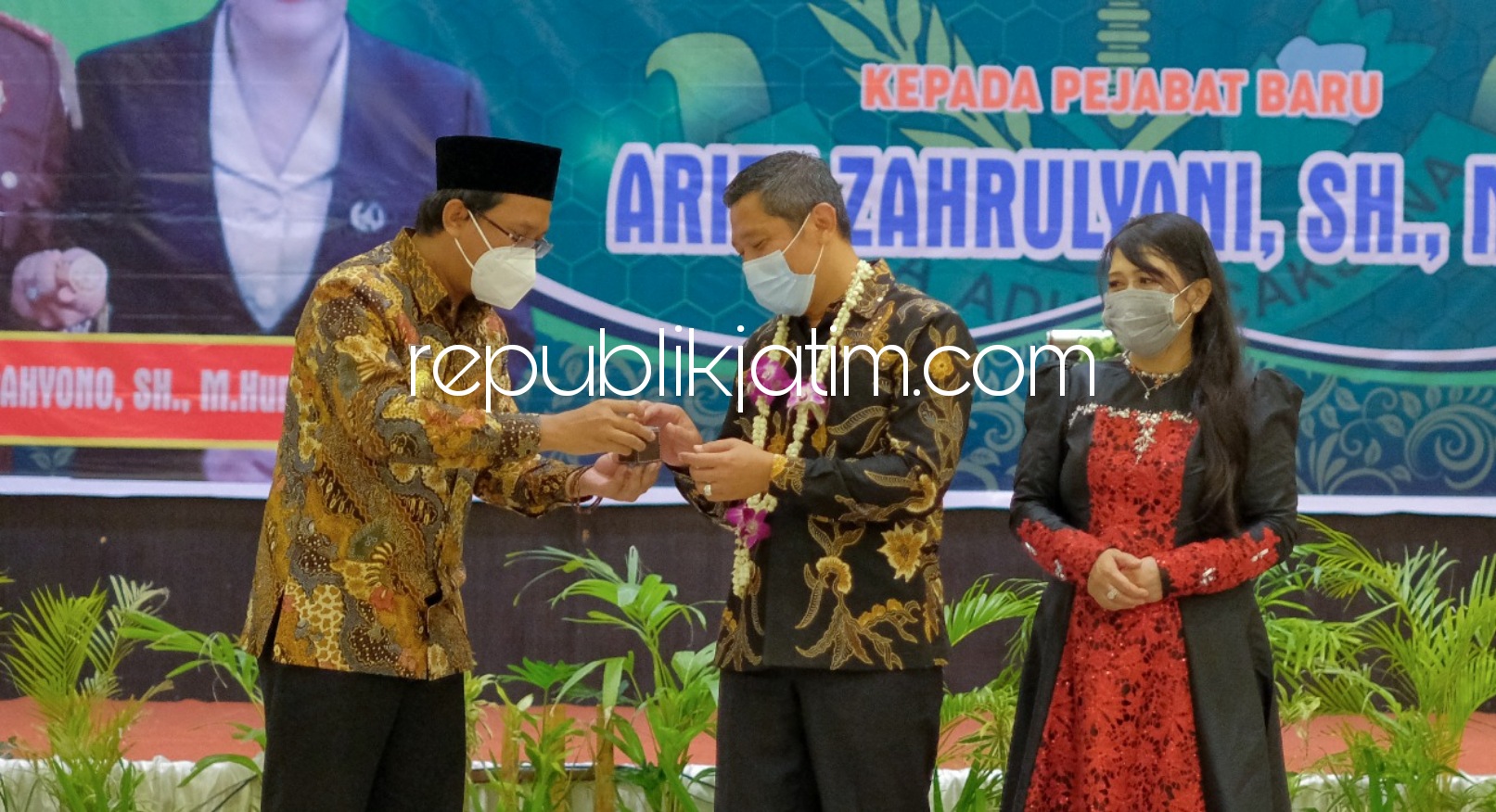 CINDERA MATA - Bupati Sidoarjo, Ahmad Muhdlor Ali (Gus Muhdlor) memberi cinderita mata Setiawan Budi Cahyono yang geser jabatannya dari Kepala Kejari Sidoarjo menjadi Kepala Subdirektorat Laporan dan Pengaduan Masyarakat Kejagung RI, Kamis (04/03/2021).