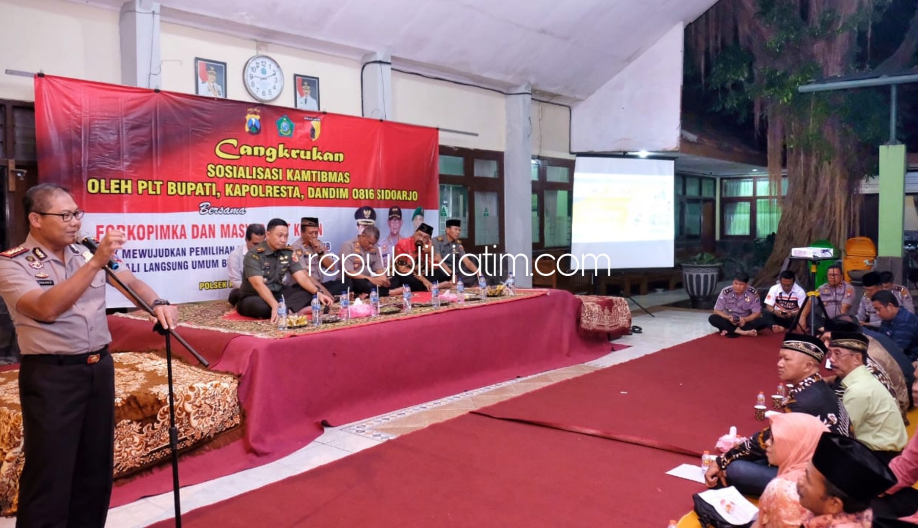 PAPARAN - Kapolresta Sidoarjo, Kombes Pol Sumardji memberi paparan saat cangkrukan di Kantor Kecamatan Krian, bersama Dandim 0816 Sidoarjo, Forkopimka, Kades dan Cakades, serta tokoh agama dan tokoh masyarakat, Kamis (05/03/2020) malam.