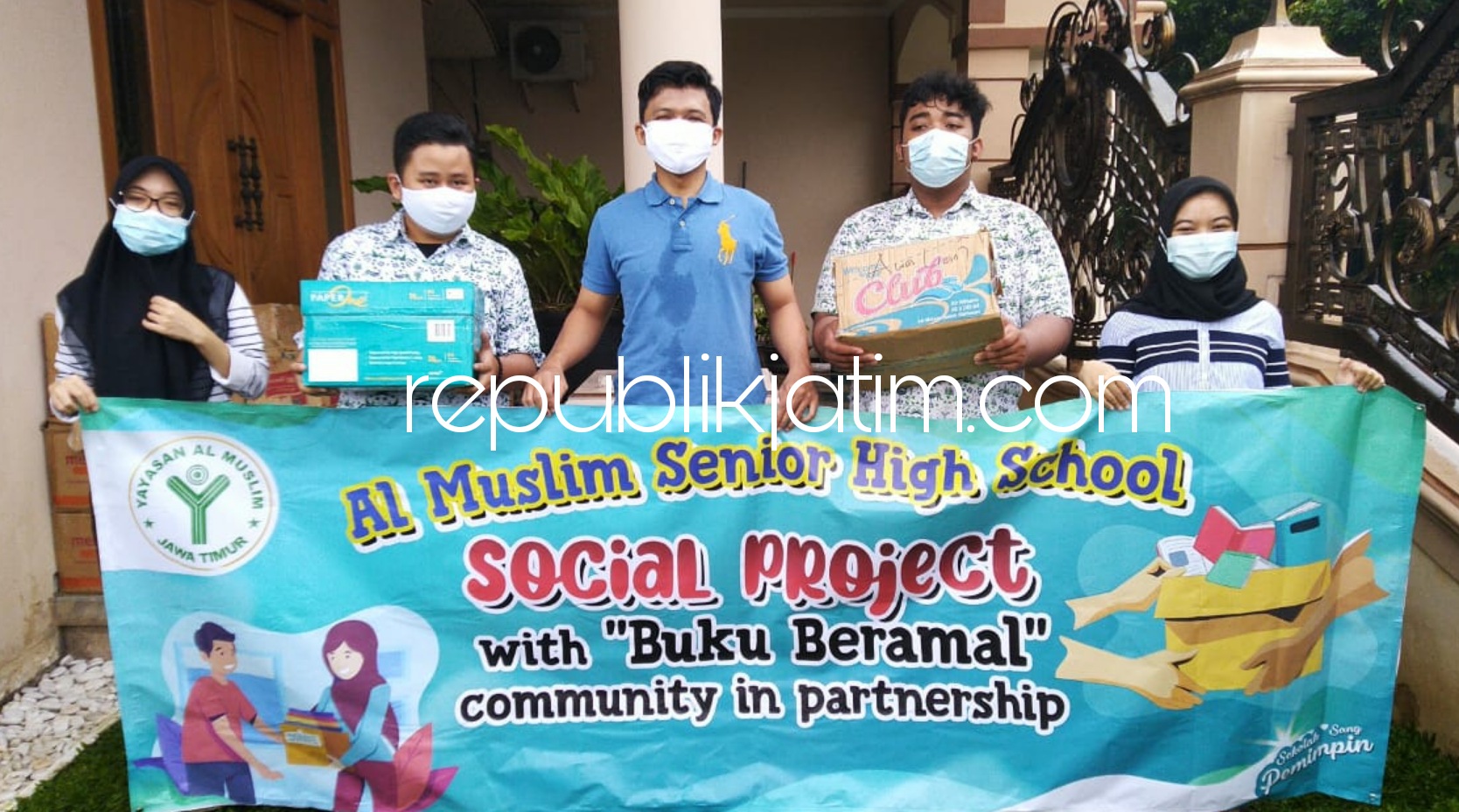 PROYEK SOSIAL - Meski masih masa pandemi Covi-19, siswa dan siswi SMA Al Muslim JL Raya Wadungasri, Kecamatan Waru, Sidoarjo tetap melaksanakan kegiatan berbagi melalui program Proyek Sosial (Social Project) pemberian buku, Sabtu (06/03/2021).