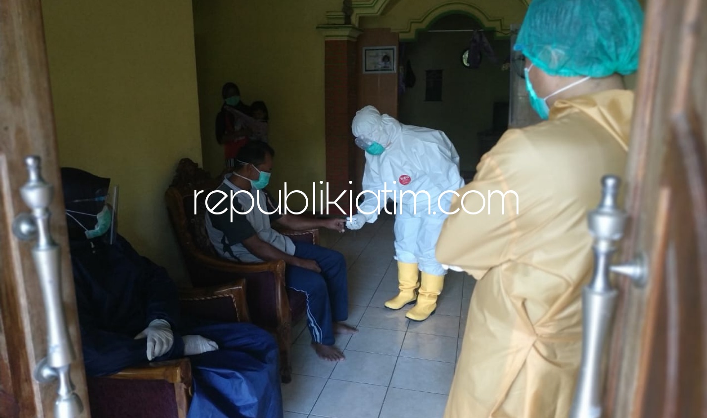 MEMANTAU - Petugas dan tim medis medis saat memantau langsung warga terpapar covid-19 di Kecanatan Ngrayun, Ponorogo, Sabtu (06/03/2021).