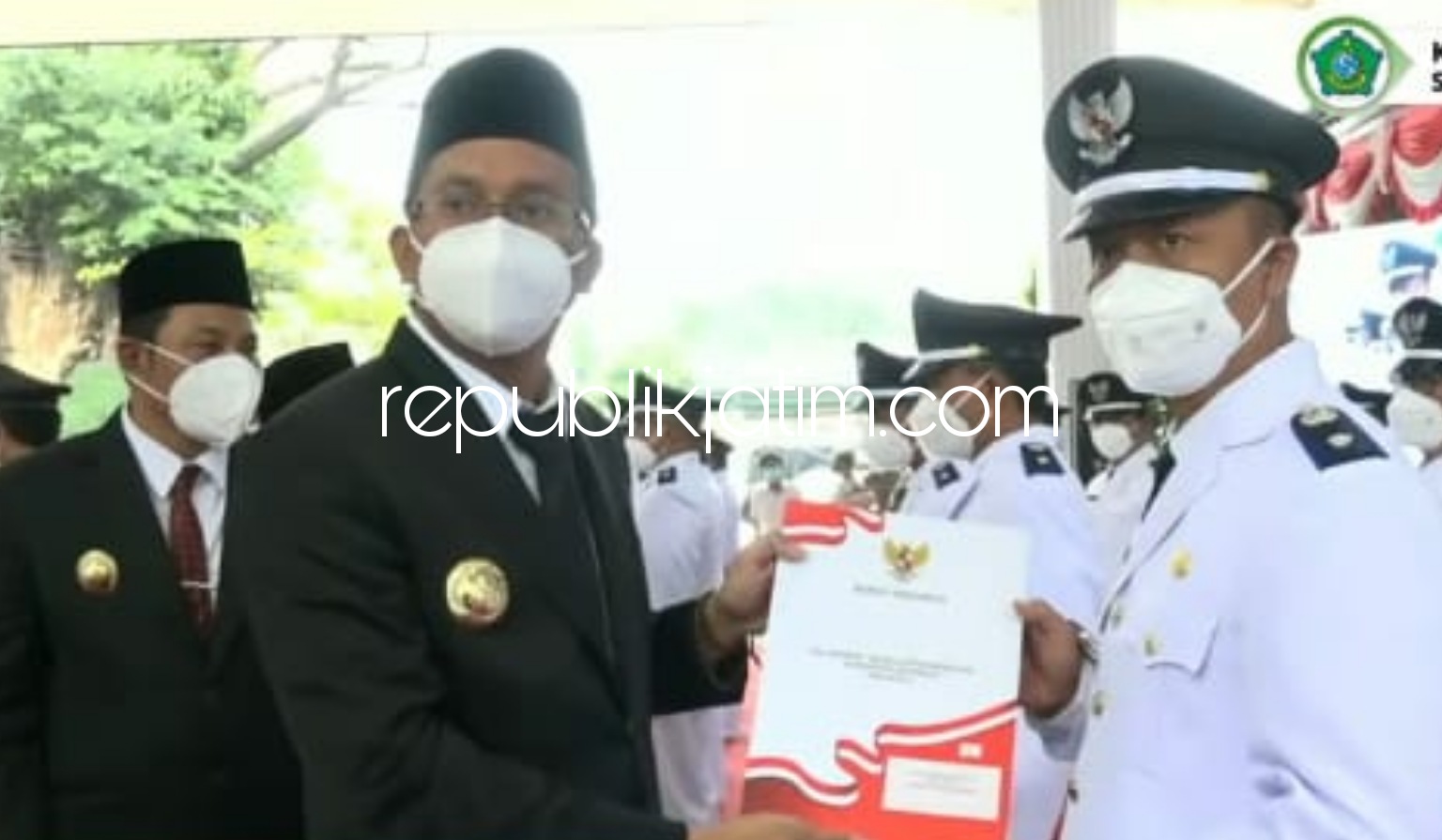 BERSAMA - Kepala Desa Seketi, Kecamatan Balongbendo, Toto Sugono Rohman berfoto bersama Bupati dan Wakil Bupati Sidoarjo, Ahmad Muhdlor Ali (Gus Muhdlor) dan Subandi saat pelantikan di Pendopo Delta Wibawa pekan kemarin.