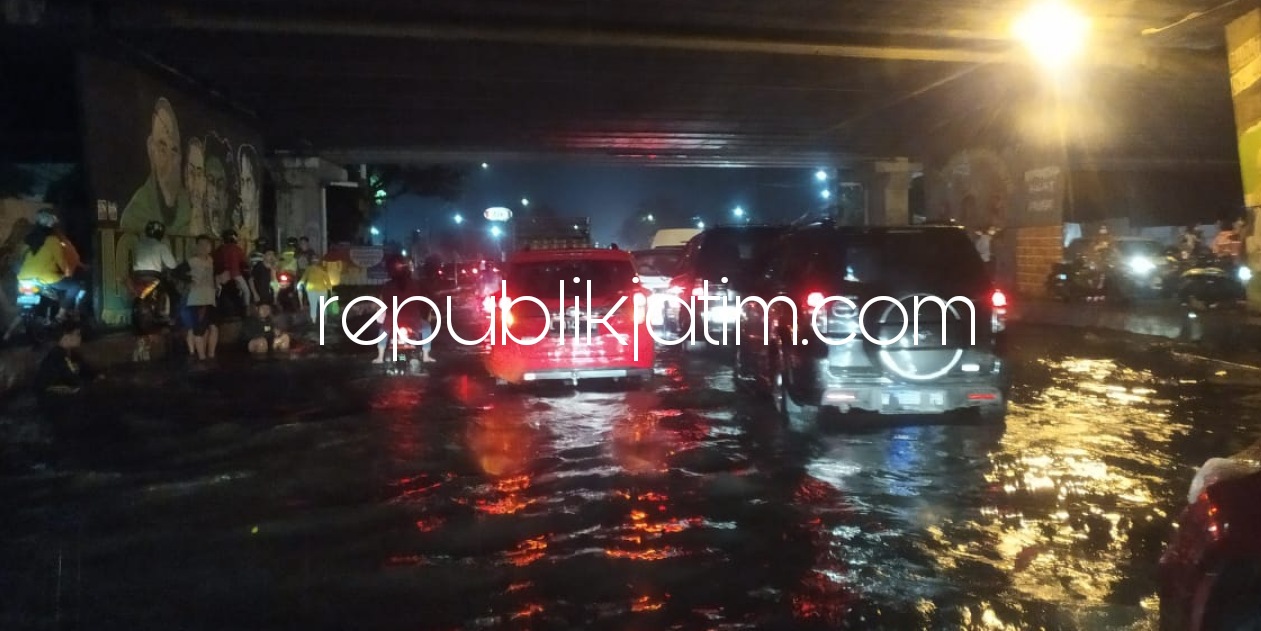 BANJIR - Banjir setinggi lutut orang dewasa dibawa Tol Lippo Plaza Sidoarjo selain memicu kemacetan jalur dari arah barat dan timur juga menyebabkan sejumlah motor yang menerabas banjir mengalami mogok, Sabtu (06/03/2021) malam.