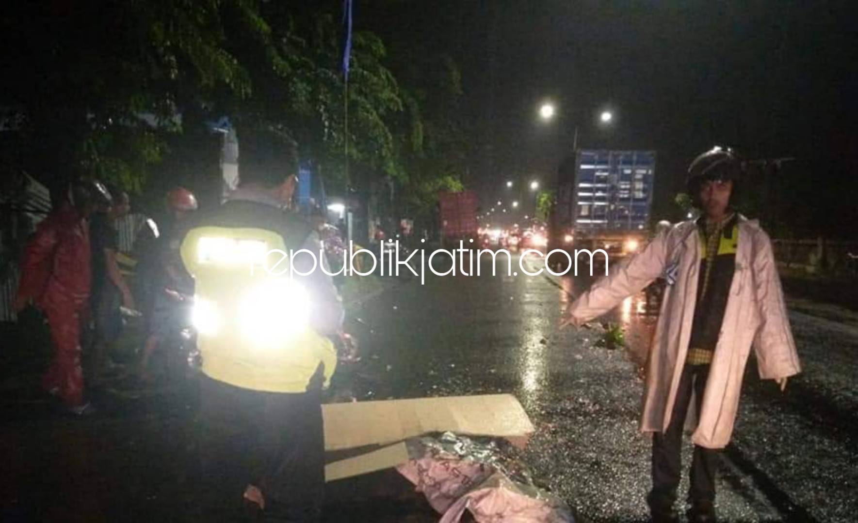 TEWAS - Seorang pengendara motor bernopol W 2103 UQ, Makmur Sitorus (36) warga Desa Sidodadi, Kecamatan Taman tewas terlindas truk Trailer bernopol L 9217 UM di JL Raya Kletek, Taman, Sidoarjo, Selasa (05/03/2019) malam.