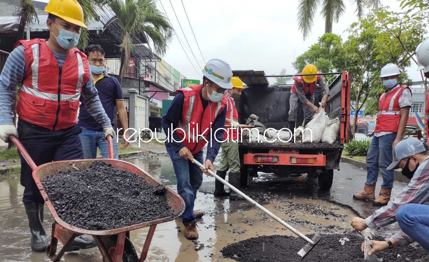 PERBAIKAN - Plt Camat Buduran, Aan Alifauzansyah ikut menambal jalan rusak yang ada di Perumahan Pondok Jati Desa Pagerwojo, Kecamatan Buduran, Sidoarjo menggunakan aspal Asbuton, Sabtu (06/03/2021).