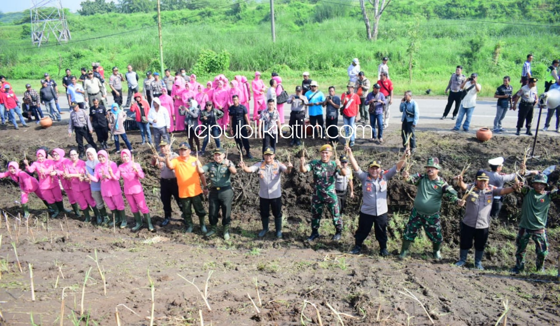 TANAM MASSAL - Kapolresta Sidoarjo, Kombes Pol Sumardji memimpin penanaman rumput vetiver (akar wangi) di tanggul Sungai Brantas Porong, Sidoarjo bersama TNI-Polri, instansi terkait lain dan pelajar, Jumat (06/03/2020).