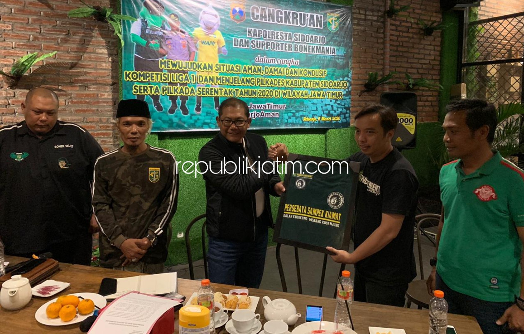 CANGKRUKAN - Kapolresta Sidoarjo Kombes Pol Sumardji menggelar cangkrukan bersama suporter Bonek Mania di Balkoni Cafe, Sidoarjo, Jumat (06/03/2020) malam.