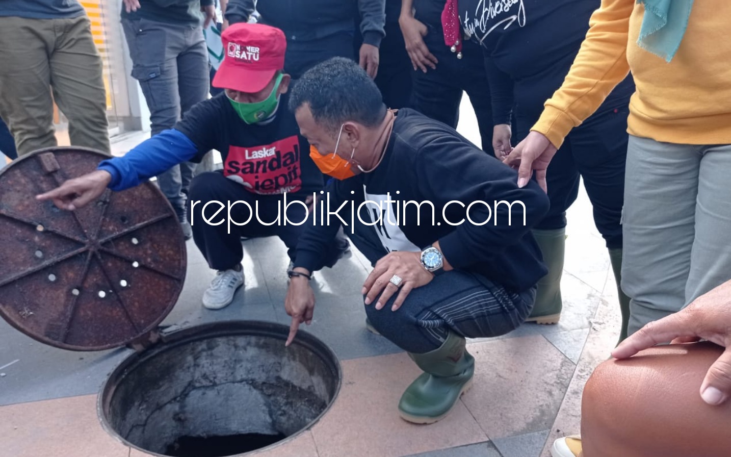 BERSIHKAN - Bupati Ponorogo, Sugiri Sancoko membersihkan gorong-gorong yang tersumbat sampah di sejumlah lokasi di jantung Kota Ponorogo, Minggu (07/03/2021).