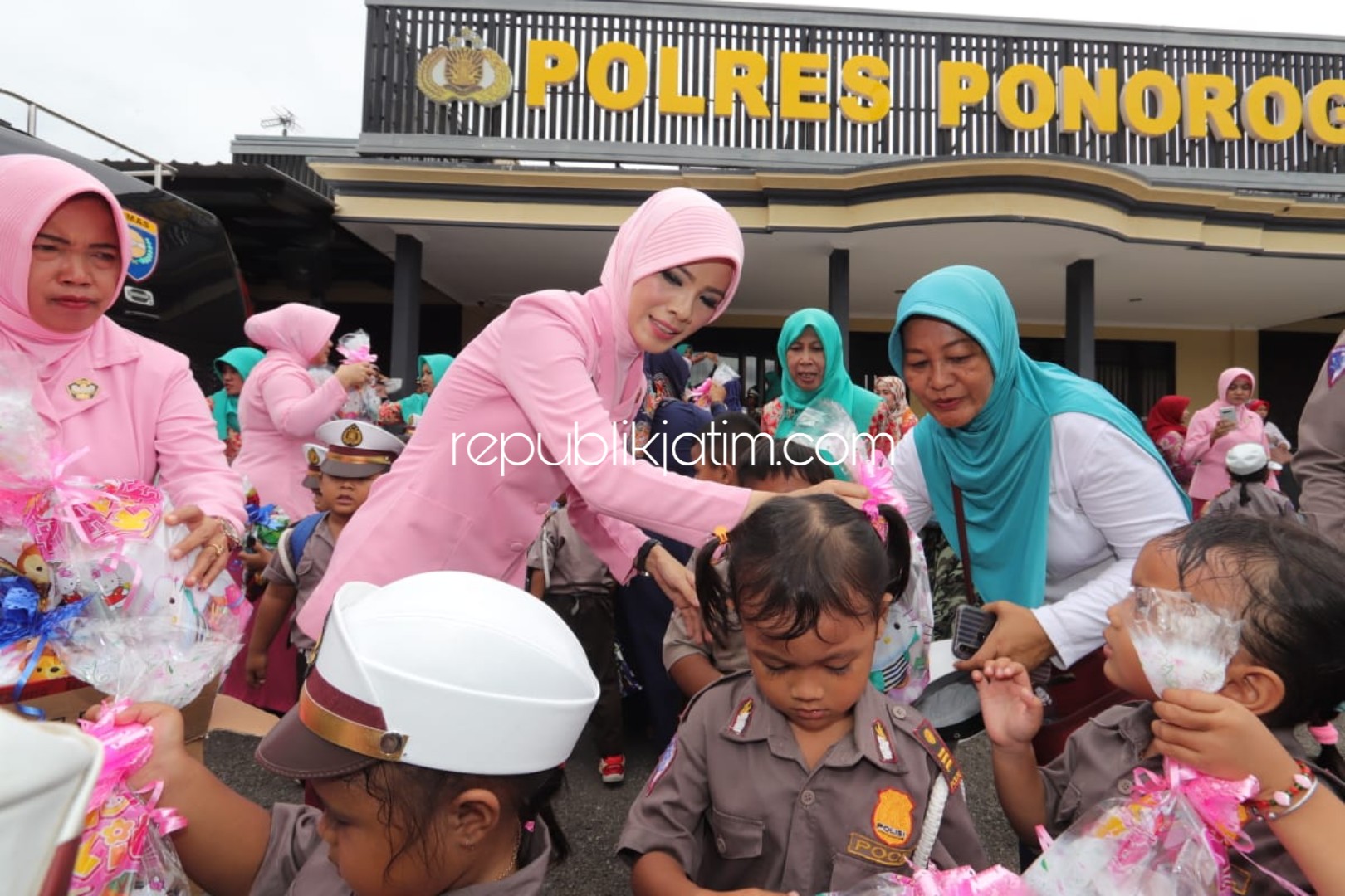 HIDUP SEHAT - Ratusan siswa TK diajari cara menggosok gigi dan cuci tangan yang benar dihadapan Ketua Bayangkari Ponorogo, Ny Inanda Arief, Jumat (06/03/2020). 