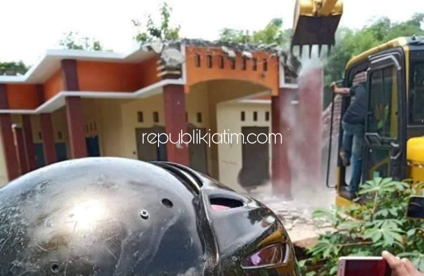 DIHANCURKAN - Sebuah rumah milik TKI asal Desa Pengkol, Kecamatan Kauman, Ponorogo senilai Rp 600 juta dihancurkan menggunakan alat berat lantaran istrinya selingkuh hingga hamil, Sabtu (07/03/2020). 