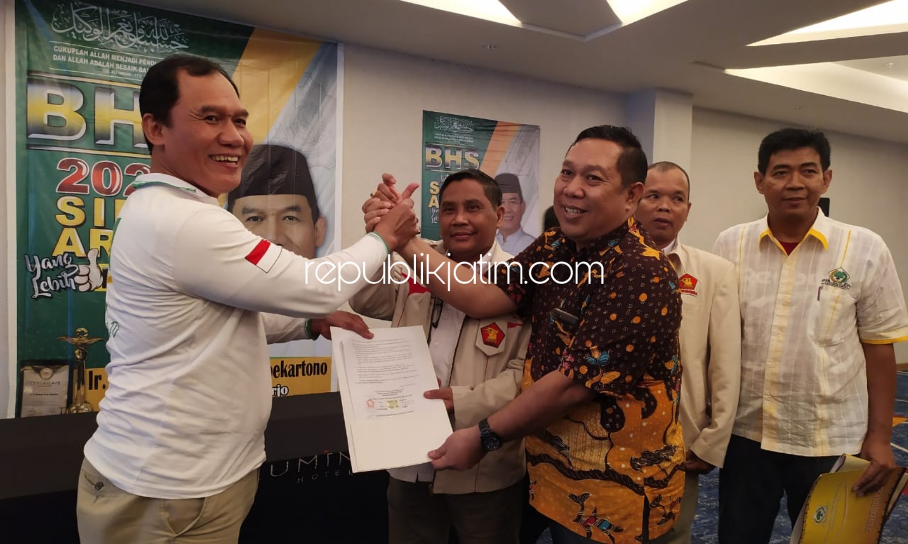 KOALISI - DPD Partai Golkar dan DPC Partai Gerindra Sidoarjo menandatangani kesepakatan mengusung Bambang Haryo Soekartono (BHS) sebagai Bakal Calon Bupati (Bacabup) Sidoarjo dalam Pilkada 23 September 2020 di Luminor Hotel Sidoarjo, Minggu (08/03/2020).