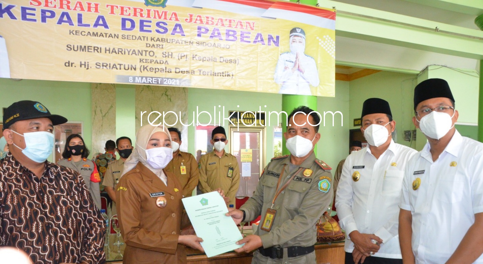ISTIMEWA - Serah terima jabatan (sertijab) Kades Pabean, Kecamatan Sedati, dr Sriatun dihadiri Bupati dan Wakil Bupati Sidoarjo, Ahmad Muhdlor Ali (Gus Muhdlor) dan Subandi di kantor balai desa setempat, Senin (08/03/2021).