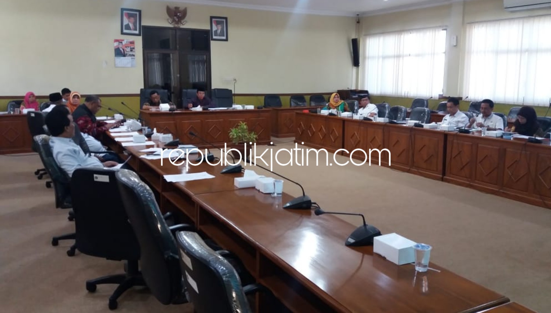 HEARING - Komisi A DPRD Sidoarjo terpaksa memanggil sejumlah pejabat terkait di lingkungan Pemkab Sidoarjo terkait soal anjloknya gaji honorer Pemkab Sidoarjo, Jumat (08/03/2019).