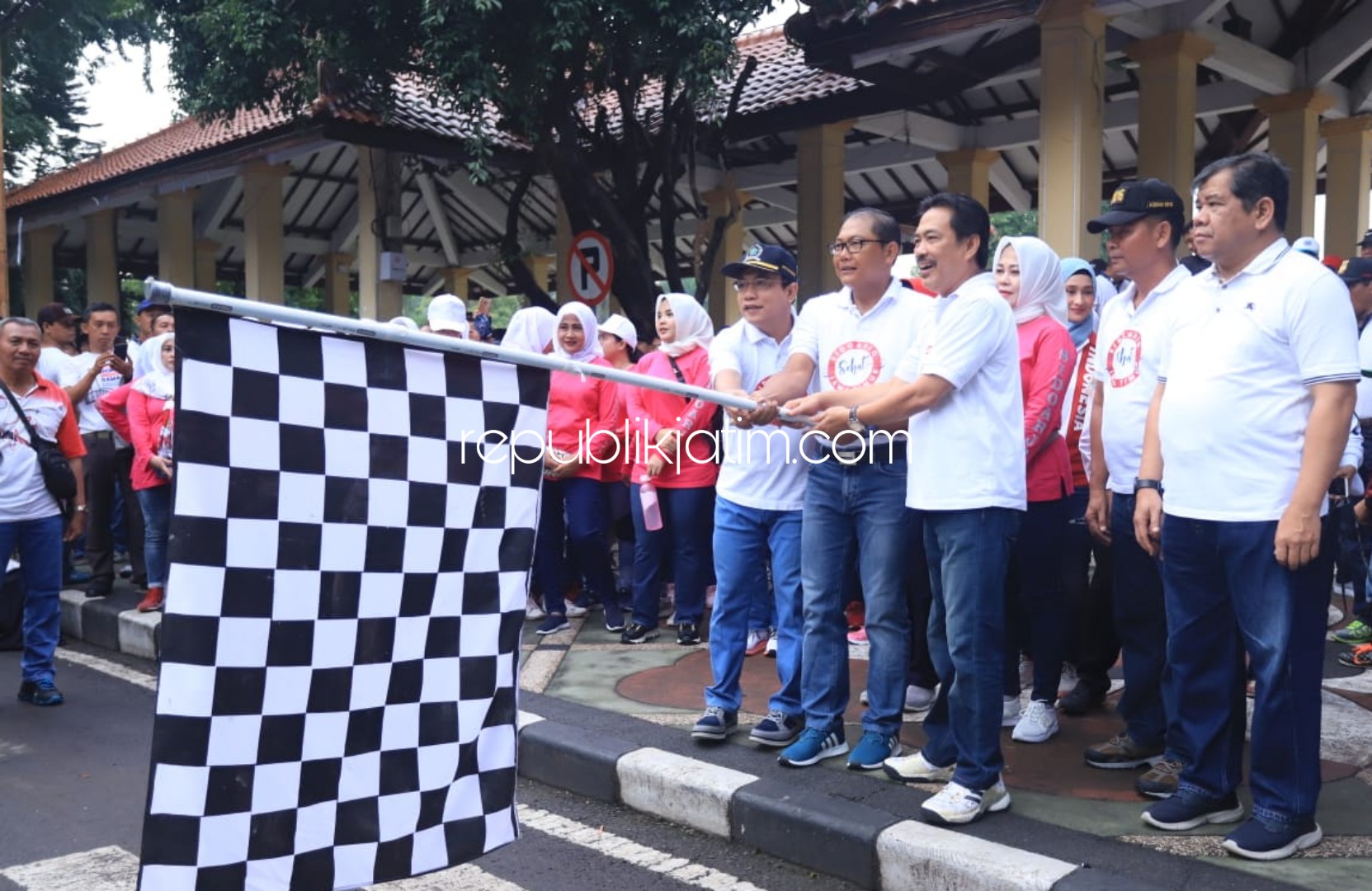 BERANGKATKAN - Kapolresta Sidoarjo, Kombes Pol Sumardji didampingi Wabup dan Ketua DPRD Sidoarjo memberangkatkan peserta Jalan Sehat di Alun-Alun Sidoarjo, Minggu (08/03/2020).