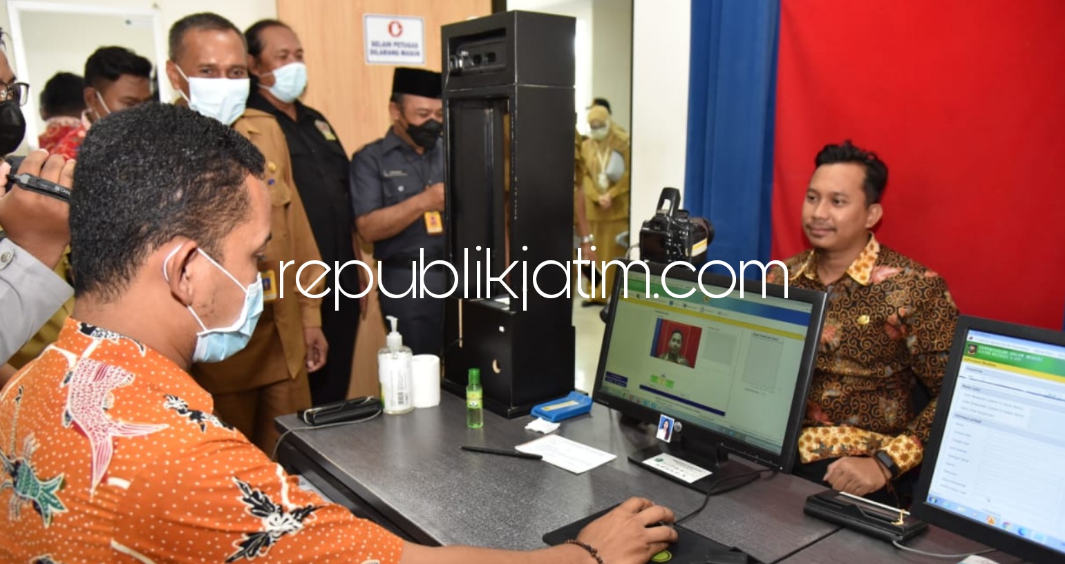 KTP - Bupati Sidoarjo, Ahmad Muhdlor Ali (Gus Muhdlor) mencoba pelayanan KTP di Mini MPP Kecamatan Sukodono untuk membuktikan pelayanan KTP hanya membutuhkan waktu 5 menit, Senin (08/03/2021).