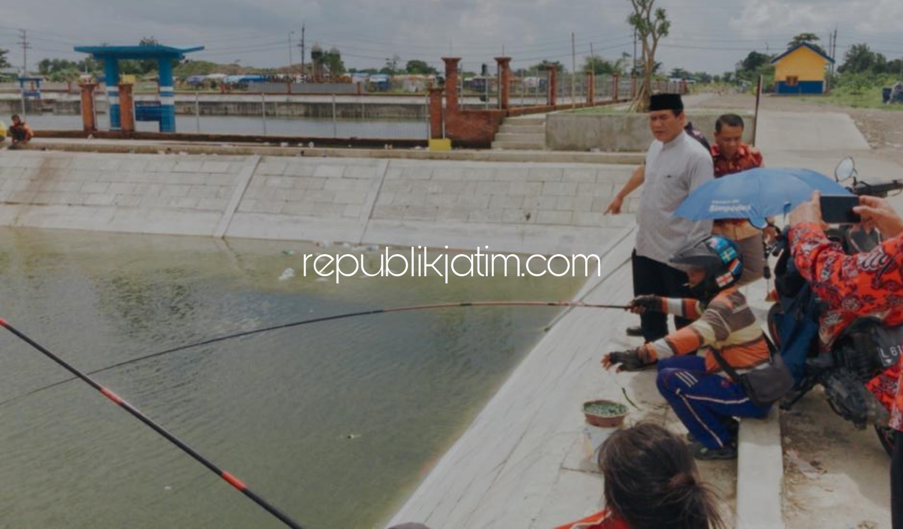 LONG STORAGE - Bacabup Sidoarjo, Bambang Haryo Soekartono (BHS) mengunjungi Long Storage Kalimati yang ada di perbatasan Desa Kalimati, Kecamatan Tarik, Sidoarjo dan Desa Kwatu, Kecamatan Mojoanyar, Kabupaten Mojokerto, Senin (09/03/2020) sore.