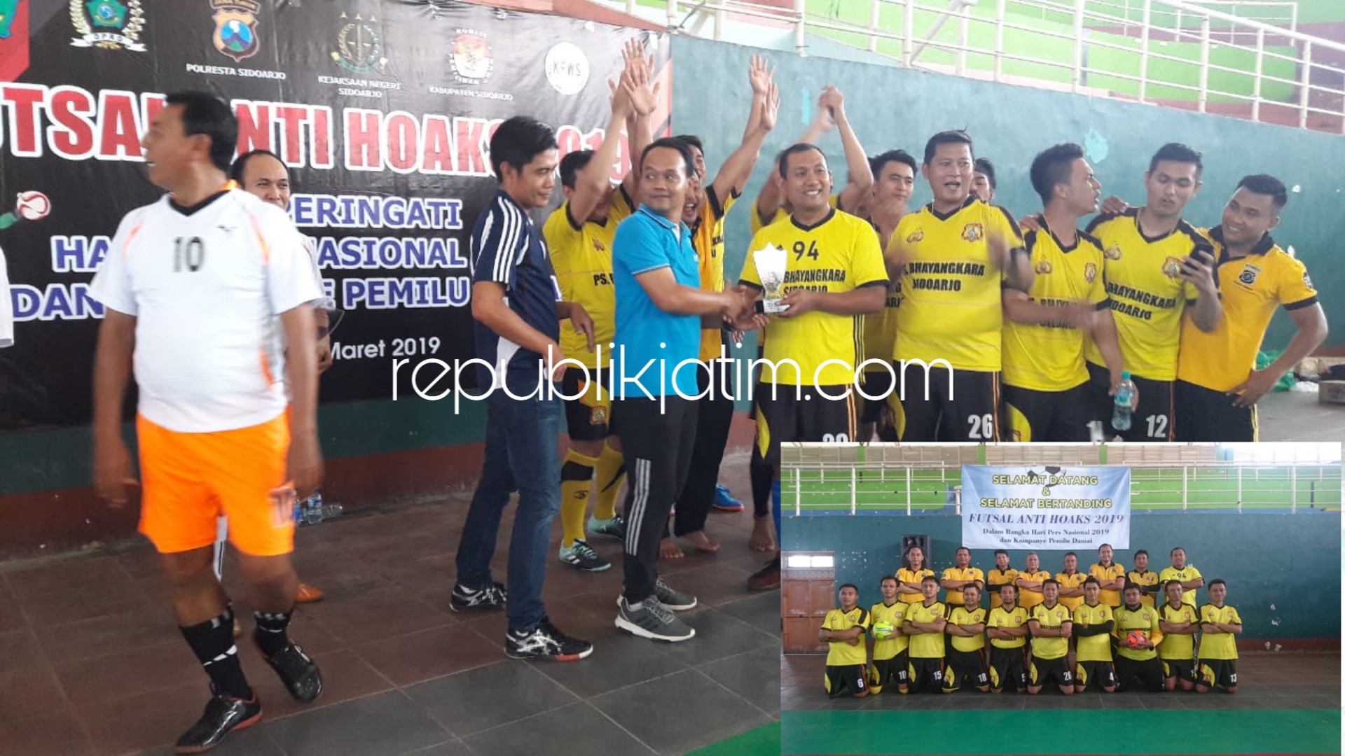 JUARA - Tim Futsal Polresta Sidoarjo keluar sebagai juara setelah final mengalahkan Pemkab Sidoarjo dengan skor telak 4-0 dalam Futsal Anti Hoax dan Pemilu Damai yang digelar Komunitas Futsal Wartawan Sidoarjo (KFWS) di GOR, Sabtu (09/03/2019).