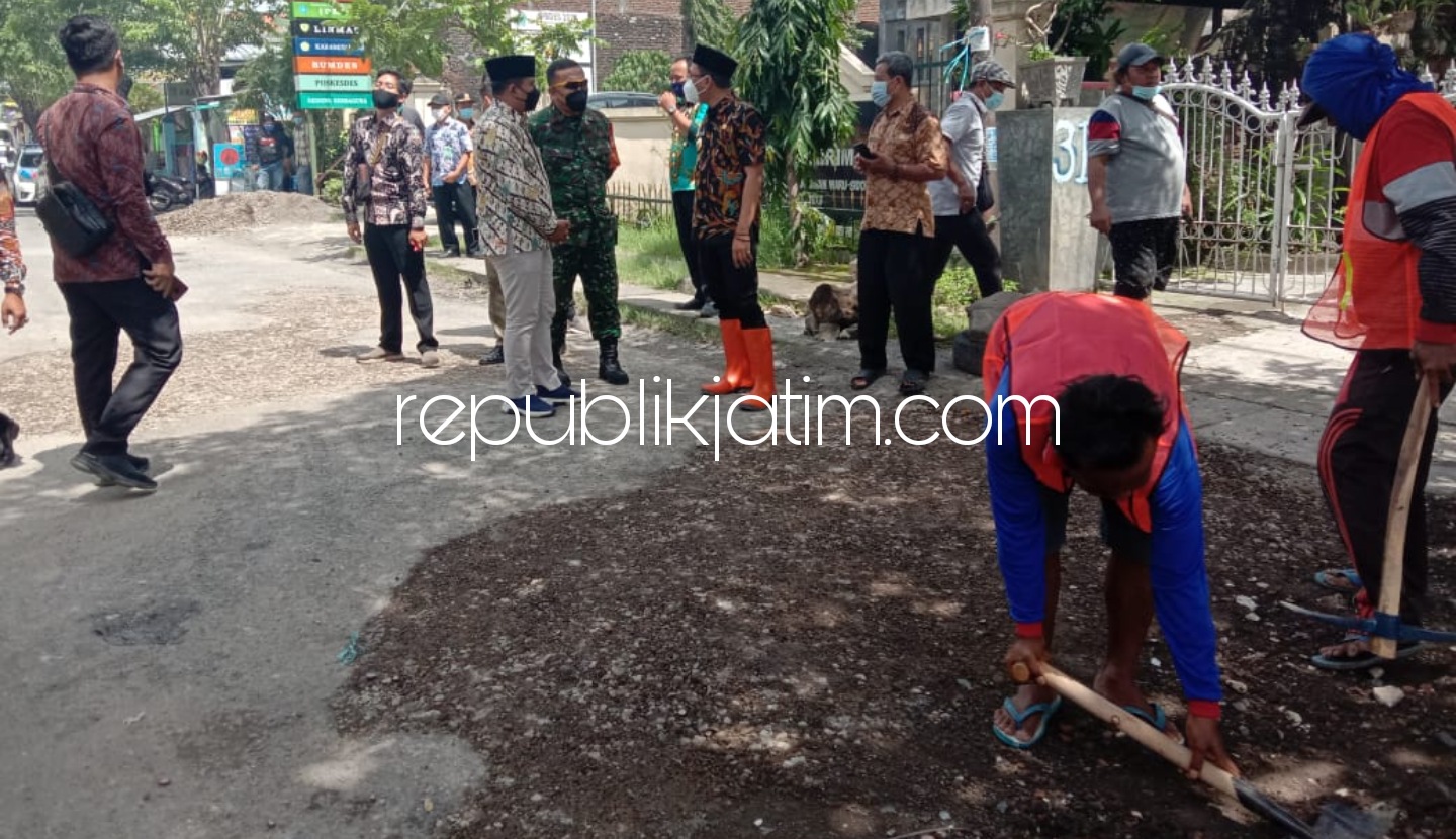 SIDAK - Bupati Sidoarjo, Ahmad Muhdlor Ali (Gus Muhdlor) menggelar sidak perbaikan jalan Desa Kepuhkiriman, Kecamatan Waru, Sidoarjo menggunakan dana PIWK, Selasa (09/03/2021).