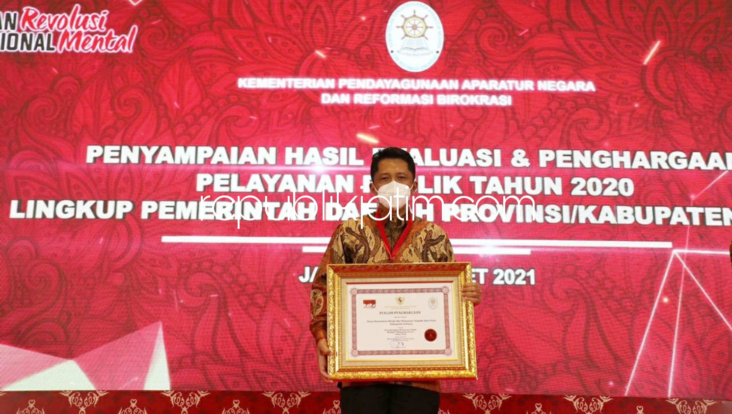 PENGHARGAAN - Kemenpan RB memberi penghargaan Dinas Penanaman Modal dan Pelayanan Terpadu Satu Pintu (DPMPTSP) Pemkab Sidoarjo sebagai role model pelayanan publik nasional dengan predikat A (Pelayanan Prima), Selasa (09/03/2021). 