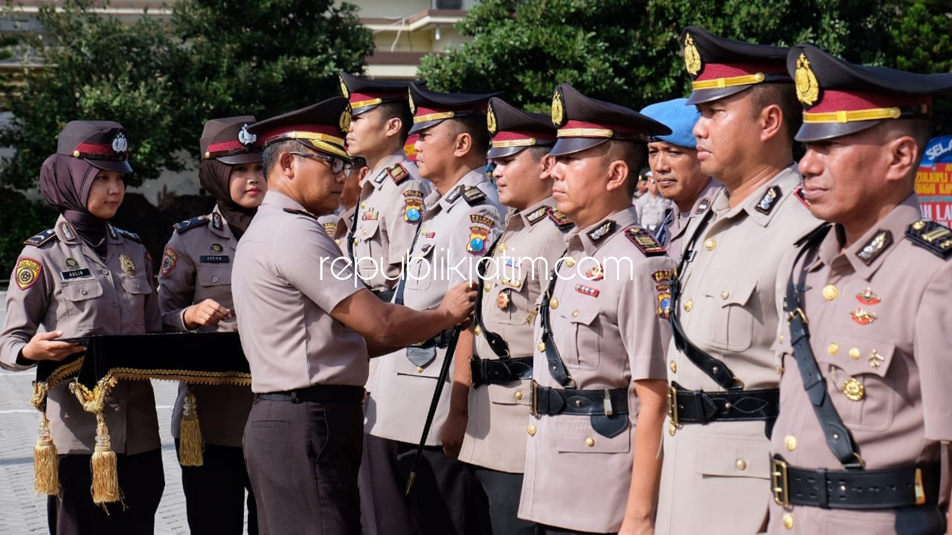 SERTIJAB - Kapolresta Sidoarjo, Kombes Pol Sumardji memimpin prosesi sertijab 5 Kapolsek jajaran di halaman Polresta Sidoarjo, Senin (09/03/2020).