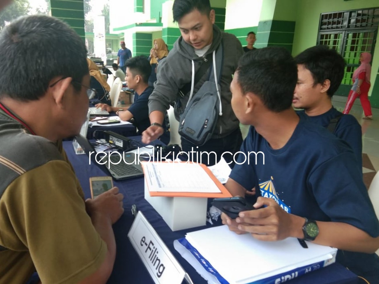 POJOK PAJAK - Sejumlah Wajib Pajak (WP) berkonsultasi kepada para petugas pajak yang menyiapkan layanan Pojok Pajak dalam acara Spectaxcular, Minggu (10/03/2019).