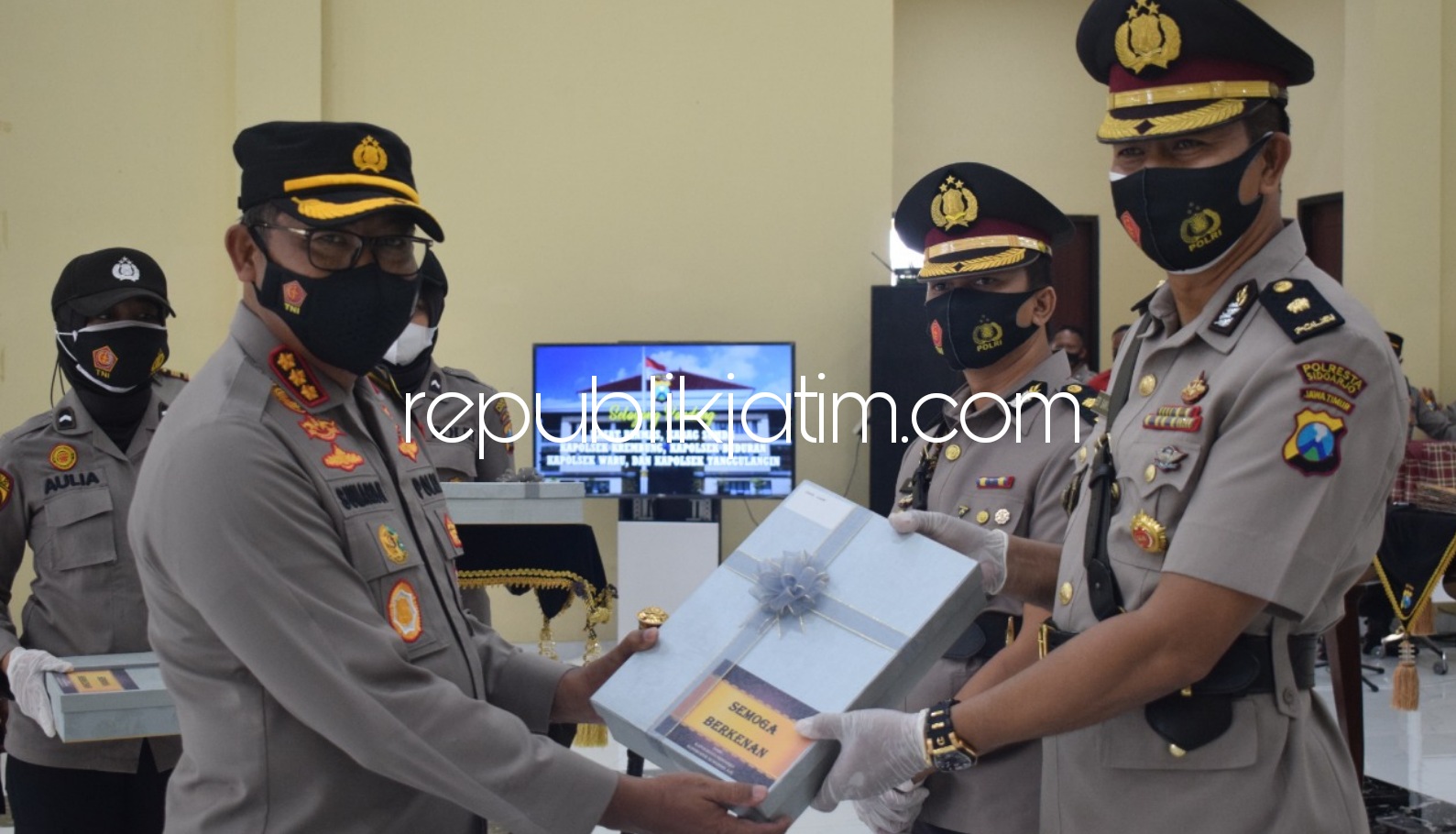 SERTIJAB - Kapolresta Sidoarjo, Kombes Pol Sumardji memimpin upacara serah terima jabatan (Sertijab) enam perwira di Gedung Serbaguna Polresta Sidoarjo, Rabu (10/03/2021).