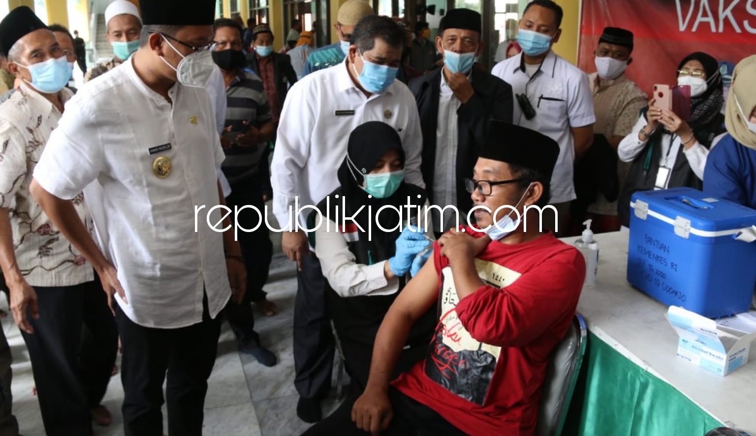 VAKSIN - Bupati Sidoarjo, Ahmad Muhdlor Ali (Gus Muhdlor) dan Wabup Sidoarjo, Subandi menyaksikan vaksin bagi ribuan ulama dan imam masjid menjelang Ramadhan di Masjid Agung Sidoarjo, Rabu (10/03/2021).