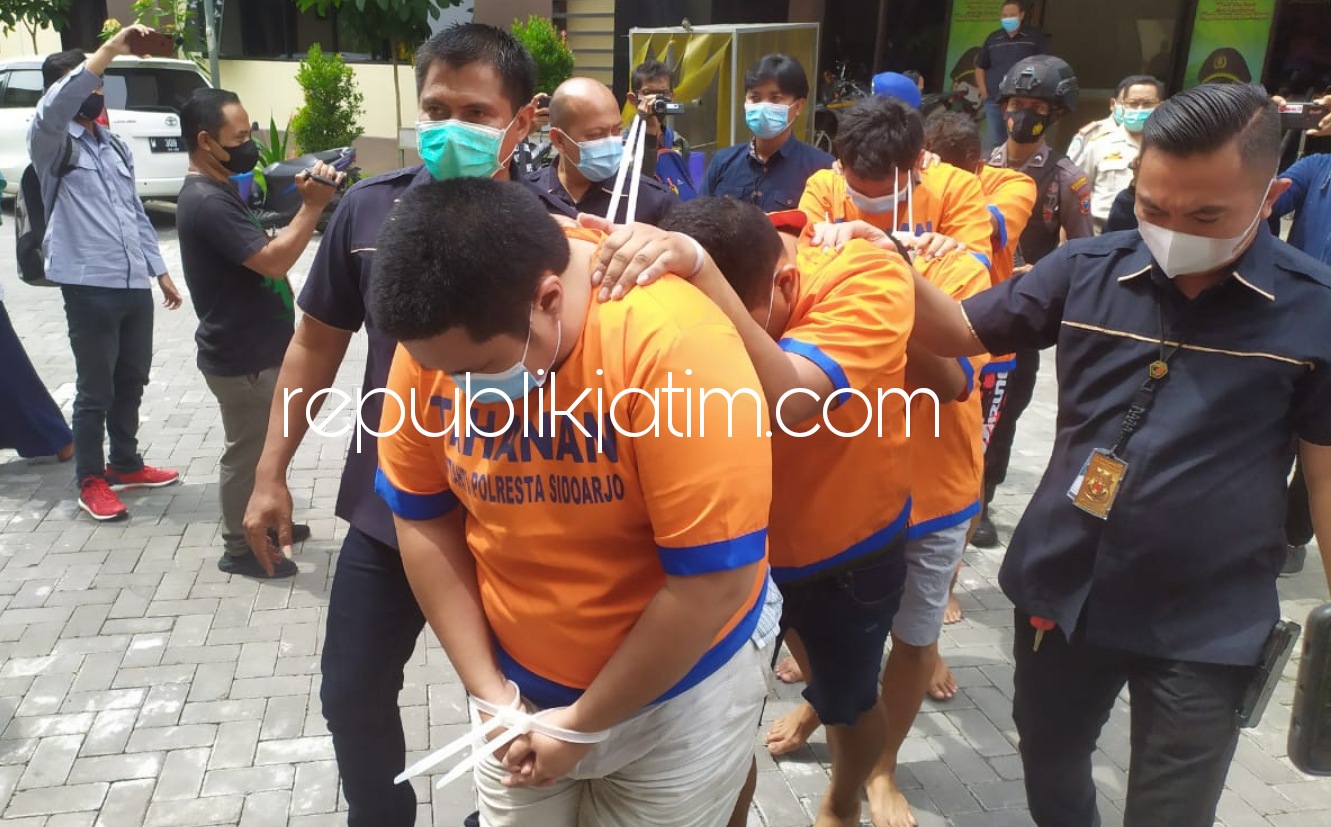 SINDIKAT - Tim Satuan Reskrim, Polresta Sidoarjo berhasil mengungkap jaringan sindikat 5 pengirim baby lobster sebanyak 33.000 seharga Rp 5 miliar di Parkiran Bandara Juanda Sidoarjo, Rabu (10/03/2021).