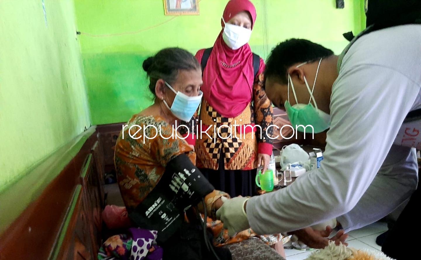 PERIKSA - Sejumlah warga Desa Penambangan, Kecamatan Balongbendo, Sidoarjo diperiksa tim medis didampingi bidan desa dan kasun karena diduga terserang Chikungunya, Rabu (10/03/2021).