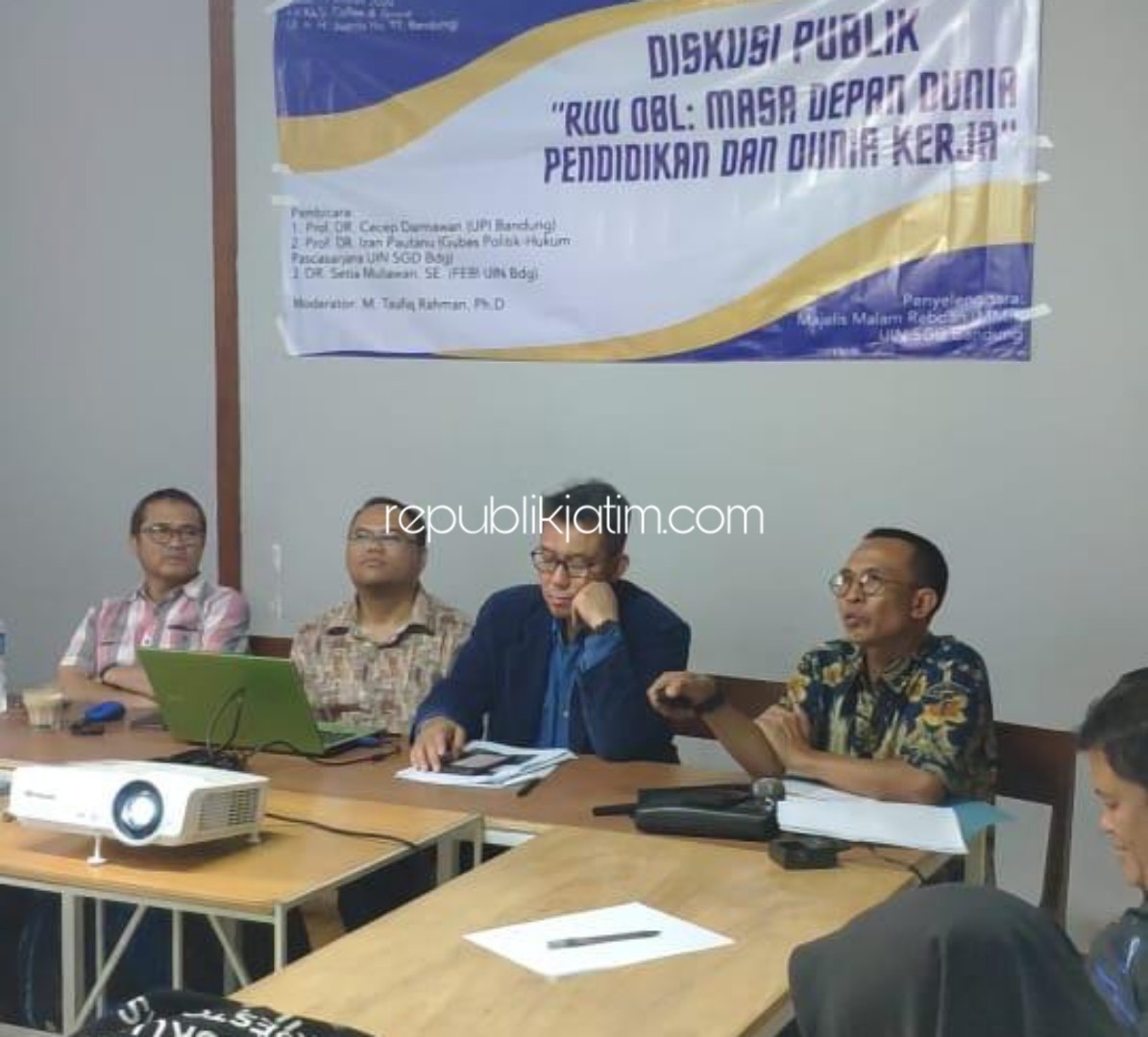 DIALOG - Suana dialog RUU Omnibus Law soal Masa Depan Pendidikan dan Dunia Kerja di sebuah kafe JL Juanda 92, Dago, Bandung, Rabu (11/03/2020).