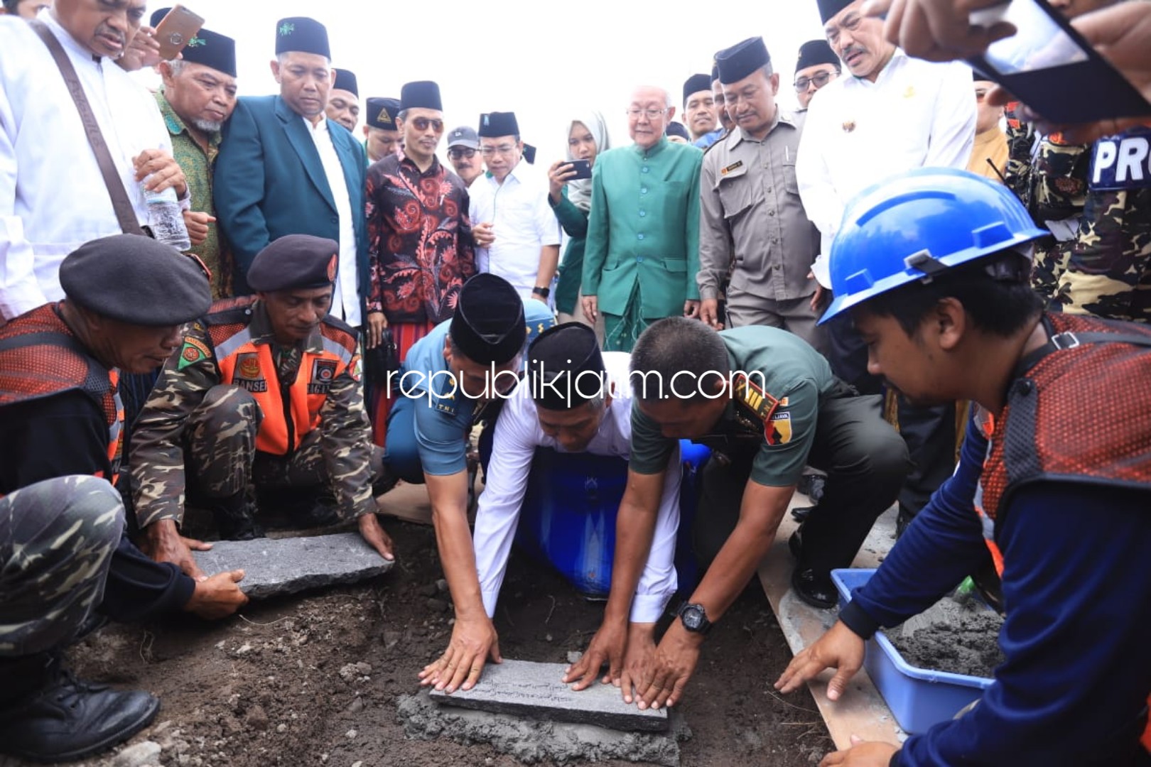 PELETAKAN - Ketua PWNU Jatim, KH Marzuki Mustamar meletakkan batu pertama pembangunan Masjid KH M Hasyim Asy'ari di Kampus Unusida Sidoarjo, Rabu (11/03/2020).